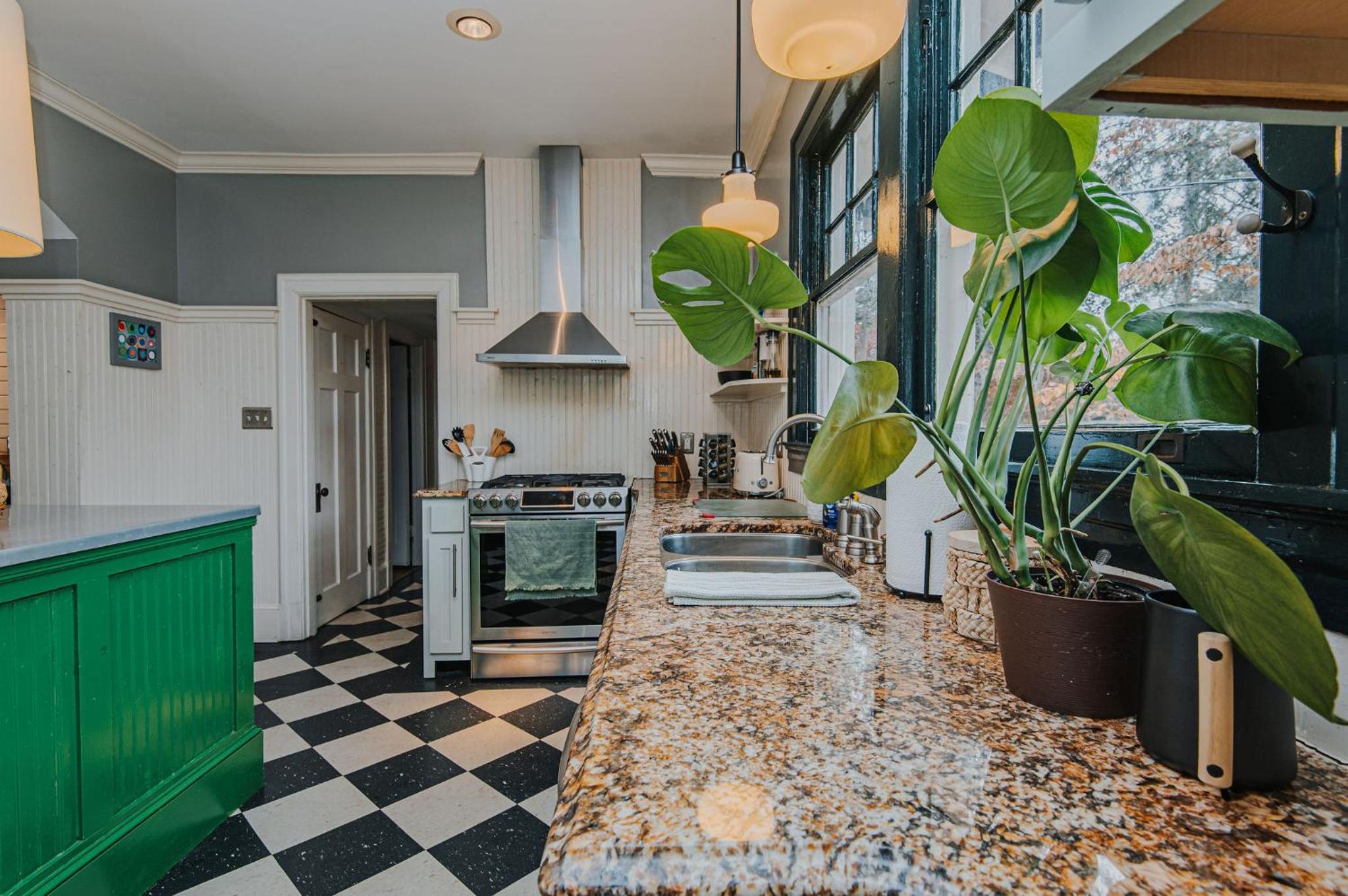 Hot Tub - Chefs Kitchen-Fenced Yard- Historic Home