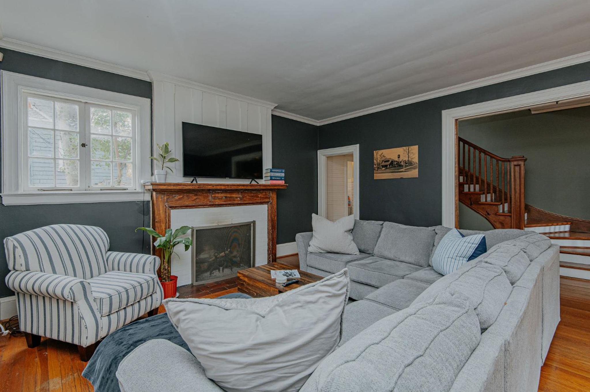 Hot Tub - Chefs Kitchen-Fenced Yard- Historic Home