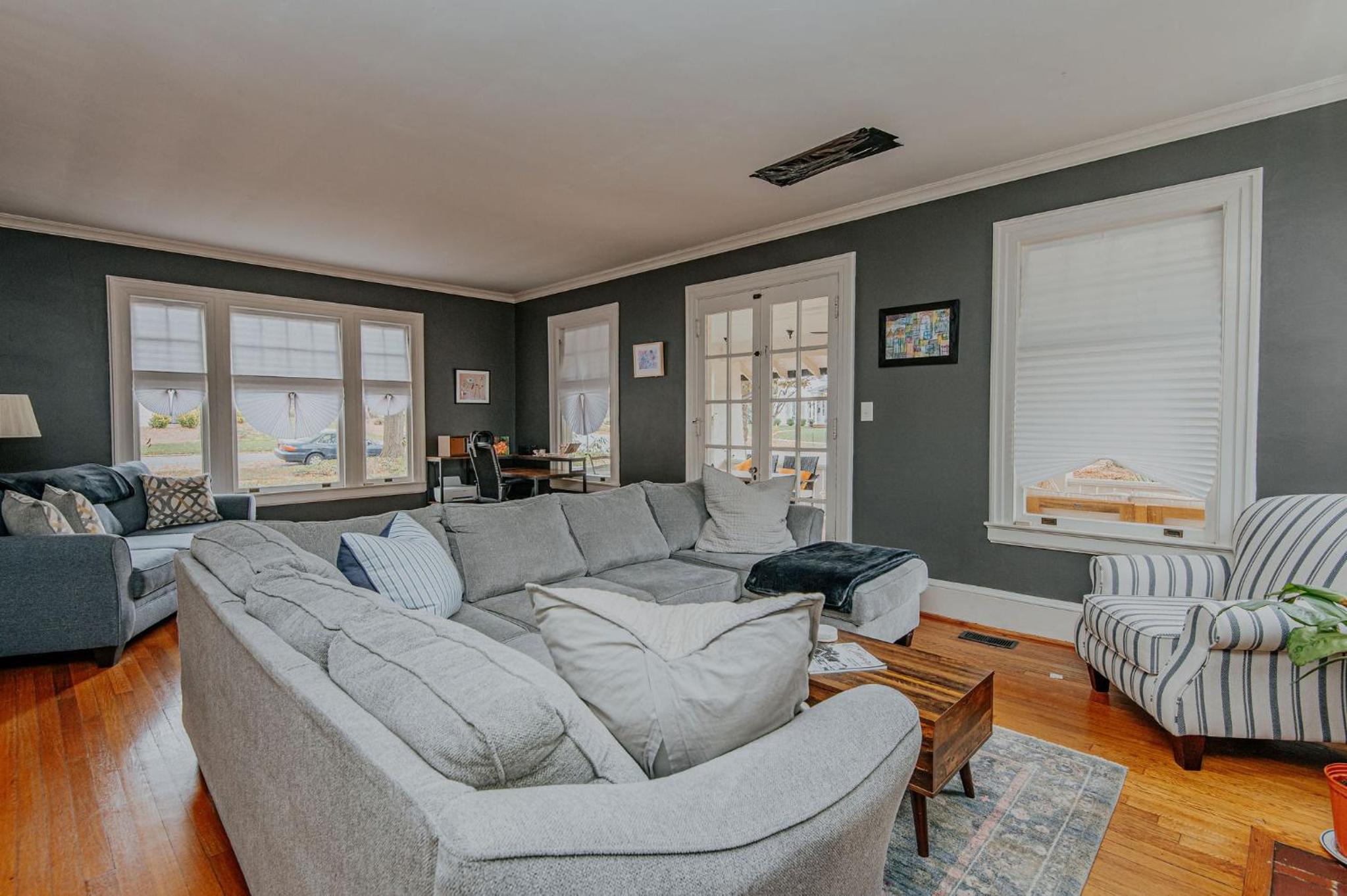 Hot Tub - Chefs Kitchen-Fenced Yard- Historic Home