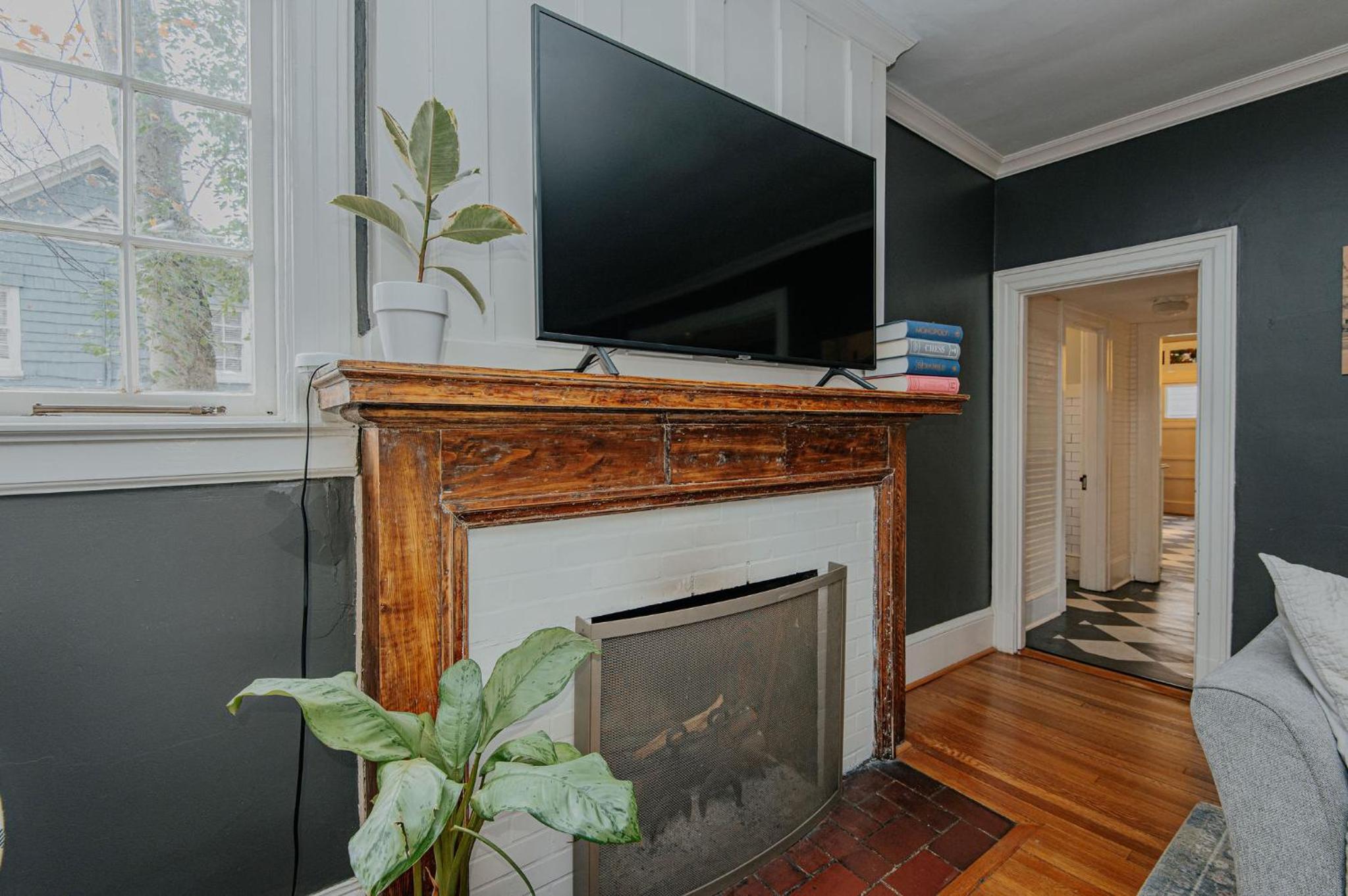 Hot Tub - Chefs Kitchen-Fenced Yard- Historic Home