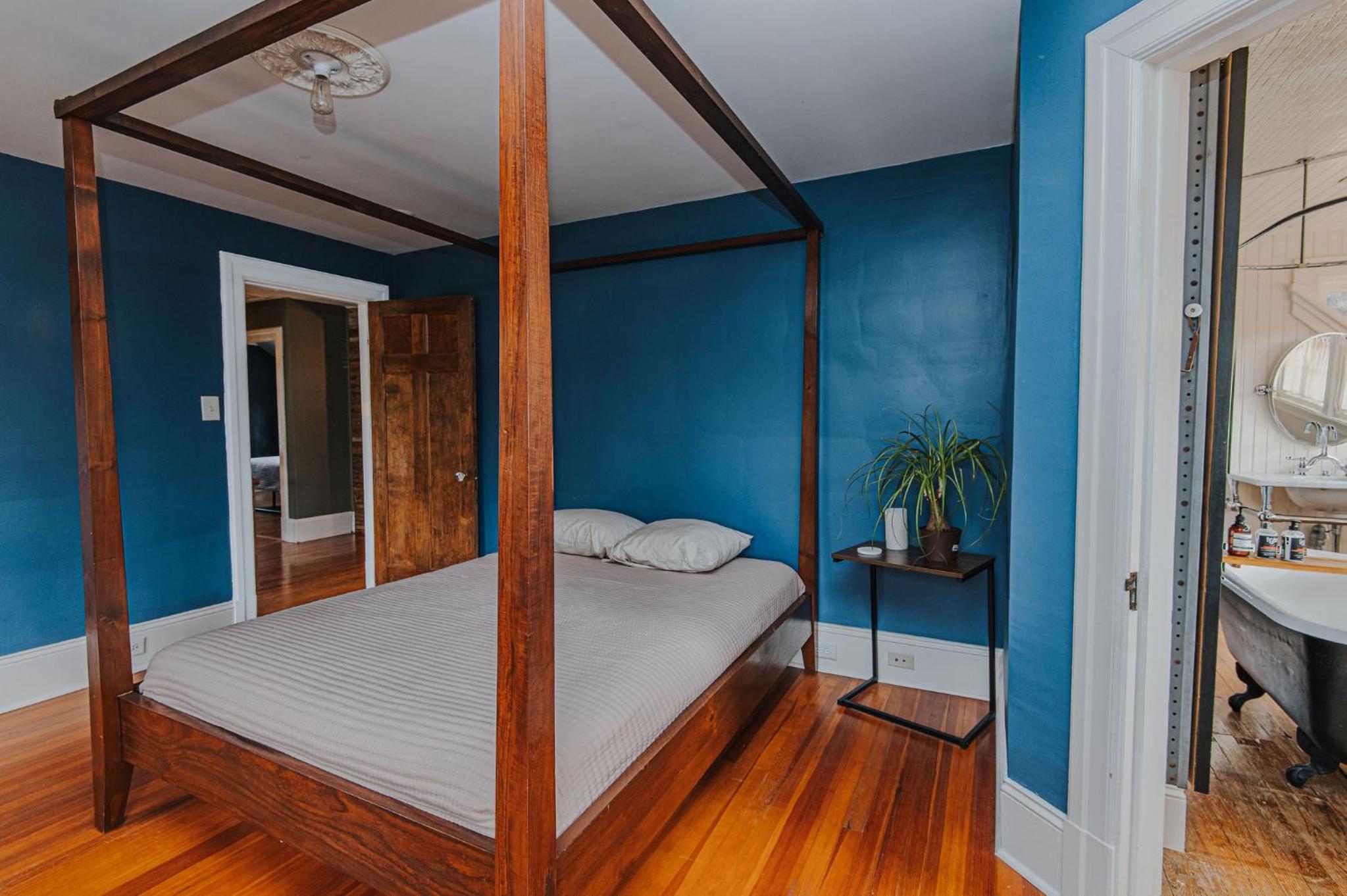 Hot Tub - Chefs Kitchen-Fenced Yard- Historic Home