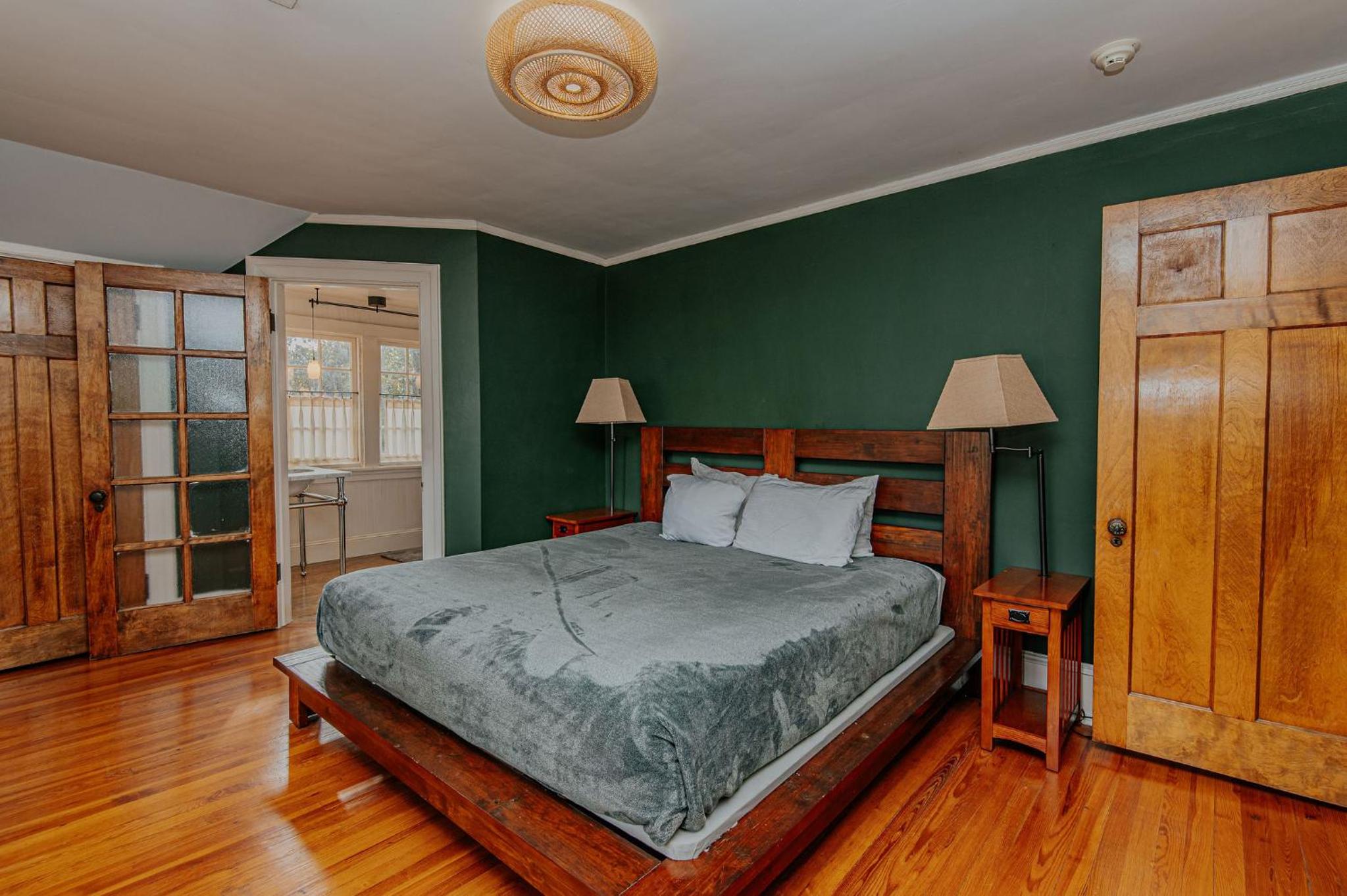 Hot Tub - Chefs Kitchen-Fenced Yard- Historic Home
