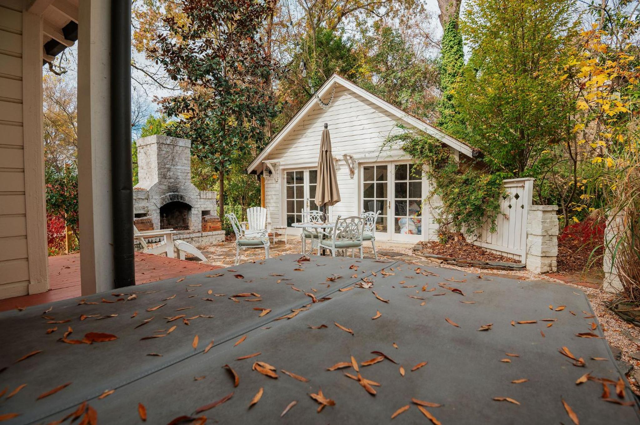 Hot Tub - Chefs Kitchen-Fenced Yard- Historic Home