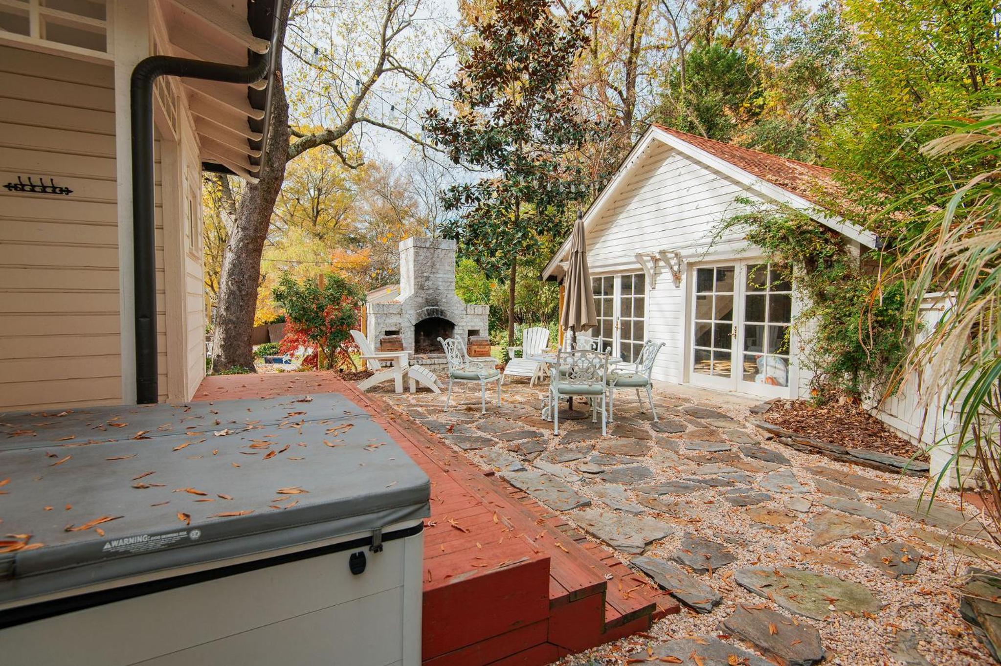 Hot Tub - Chefs Kitchen-Fenced Yard- Historic Home