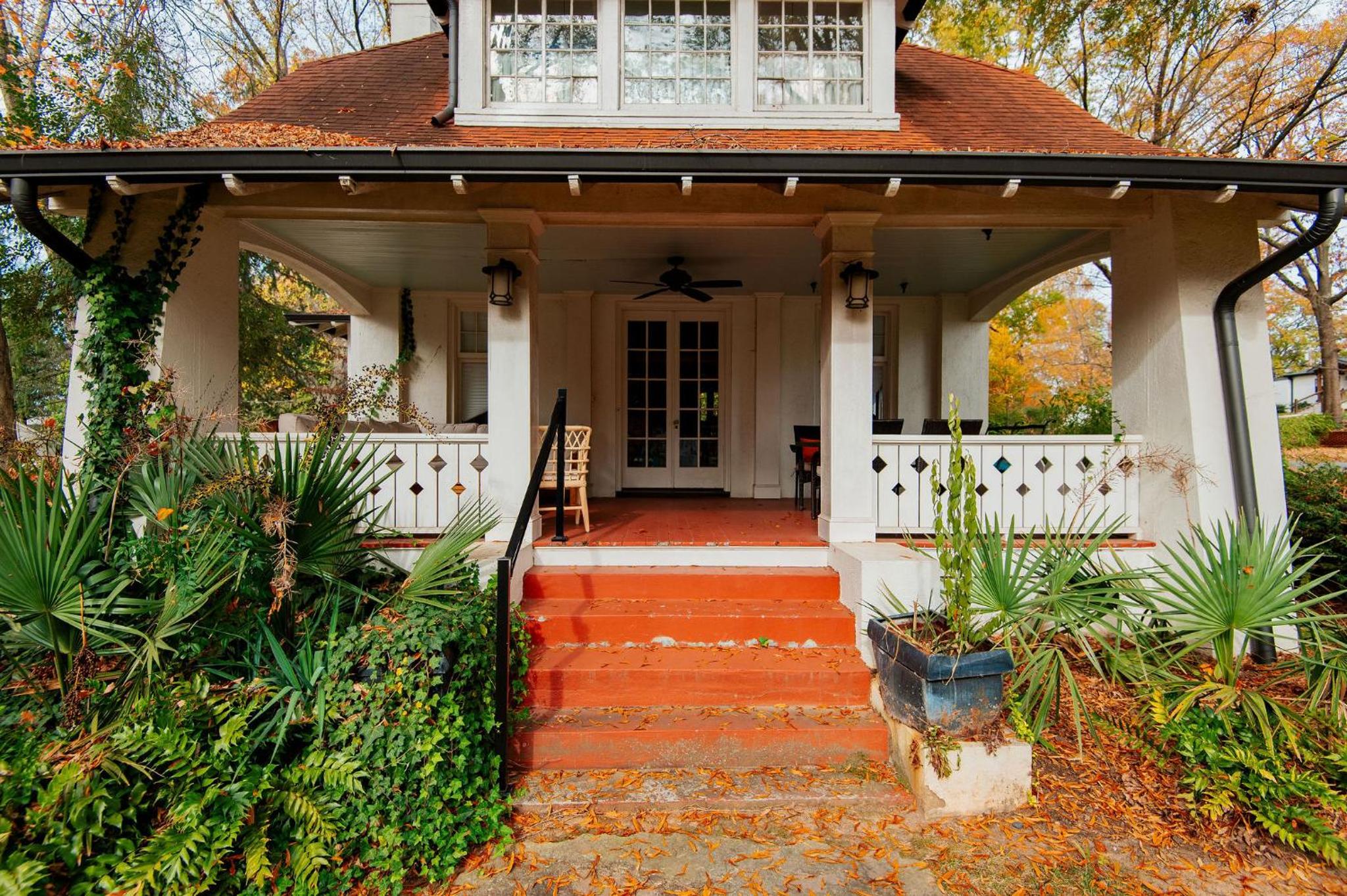 Hot Tub - Chefs Kitchen-Fenced Yard- Historic Home