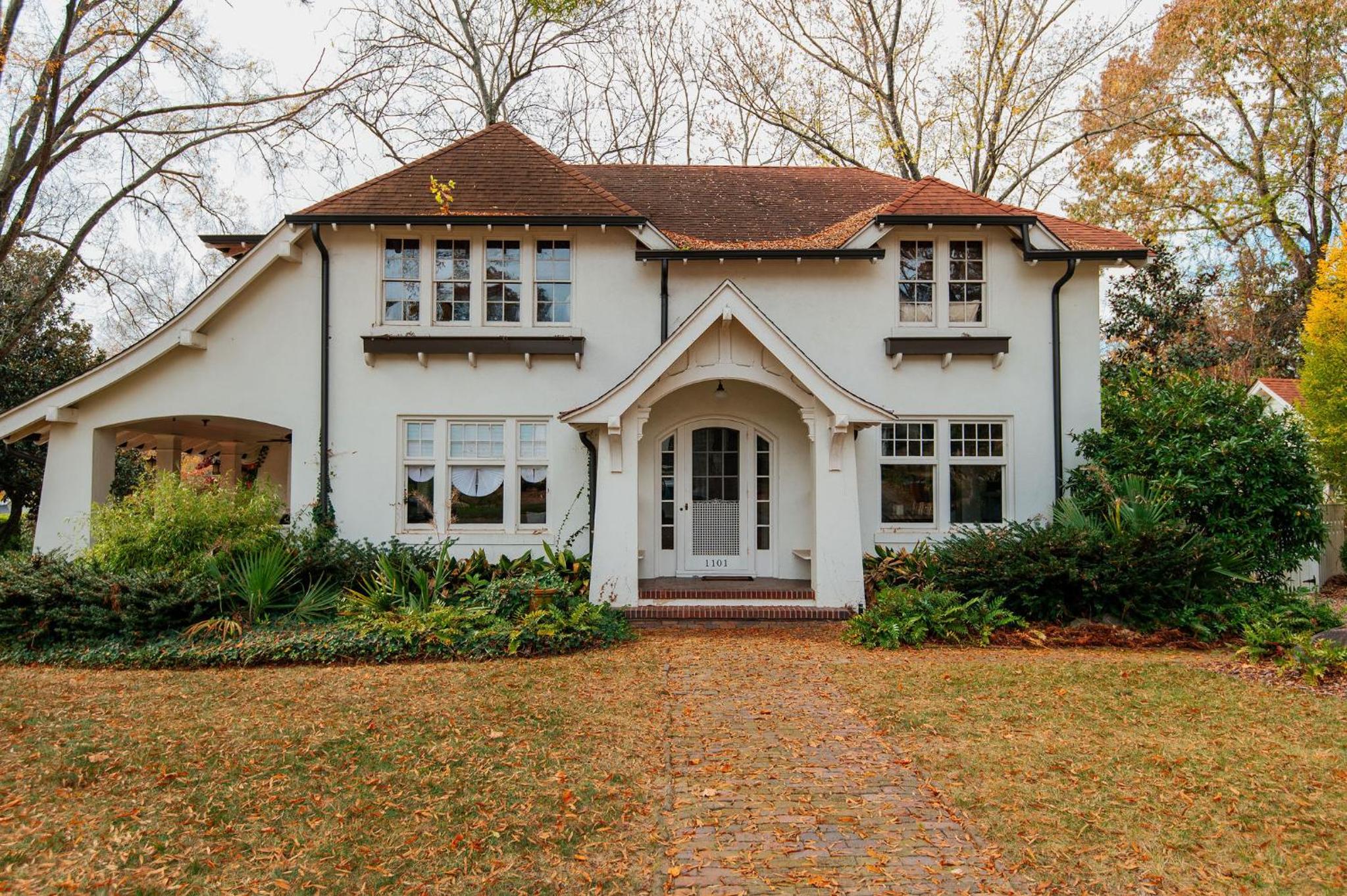 Hot Tub - Chefs Kitchen-Fenced Yard- Historic Home
