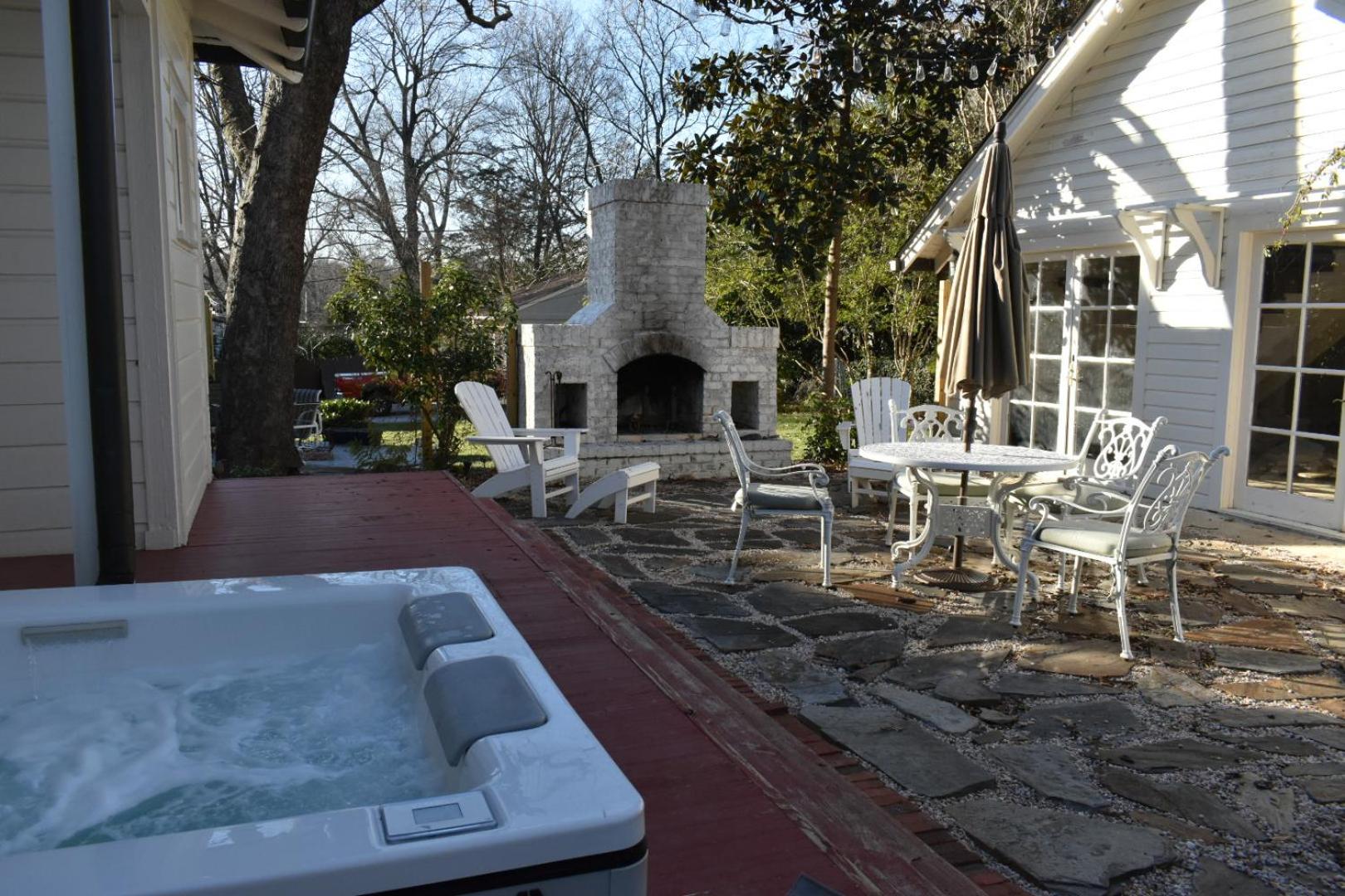 Hot Tub - Chefs Kitchen-Fenced Yard- Historic Home