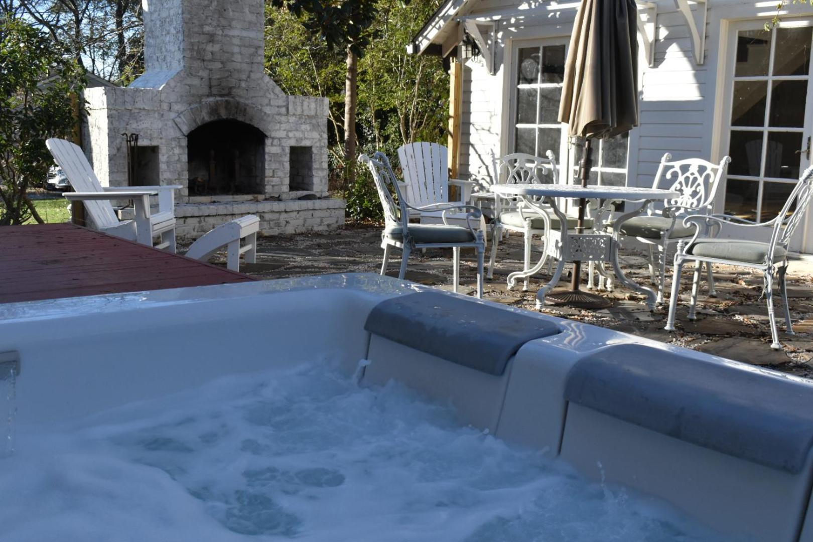 Hot Tub - Chefs Kitchen-Fenced Yard- Historic Home