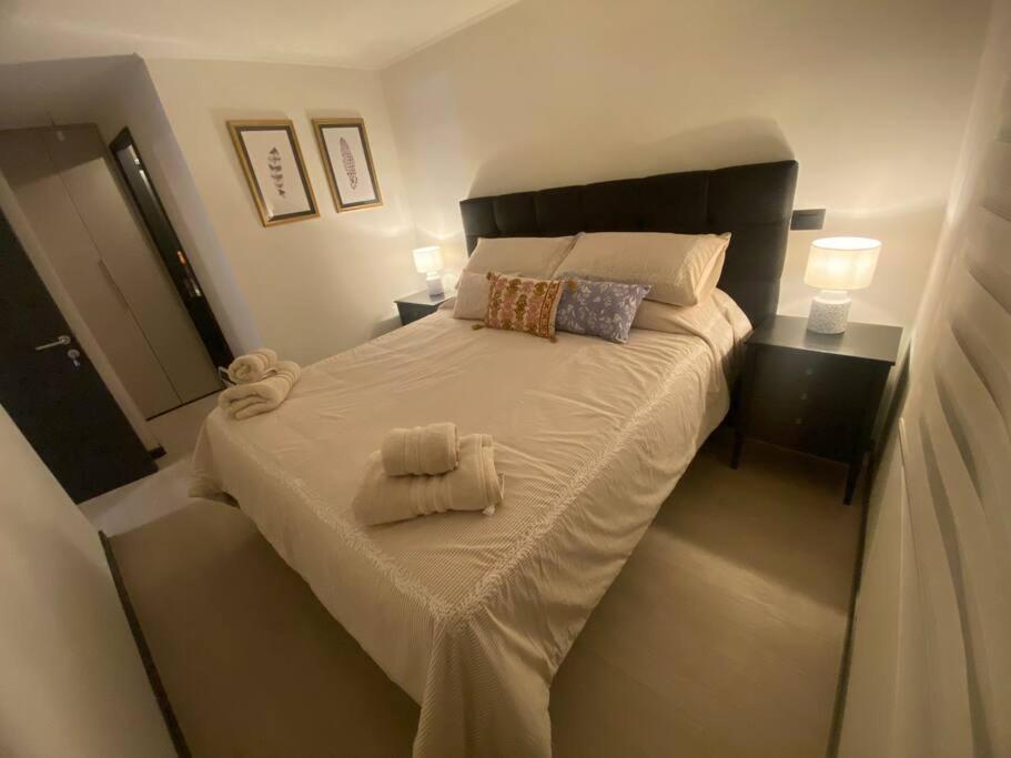 Maravilloso Depto nuevo 2D 2B centro frente al lago con piscina techada temperada, jacuzzi y gimnasio