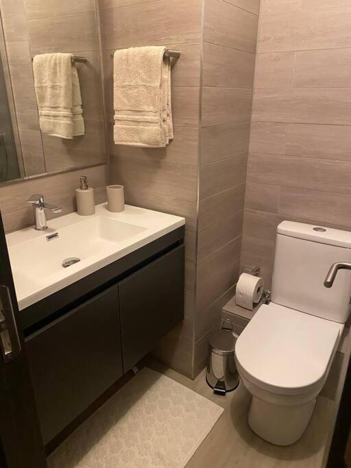Maravilloso Depto nuevo 2D 2B centro frente al lago con piscina techada temperada, jacuzzi y gimnasio