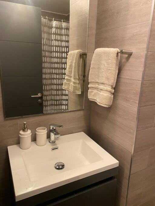 Maravilloso Depto nuevo 2D 2B centro frente al lago con piscina techada temperada, jacuzzi y gimnasio