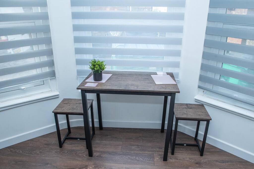 Aylesbury Apartment 1 with free parking