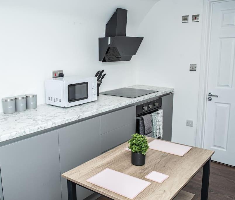 Aylesbury Apartment 1 with free parking