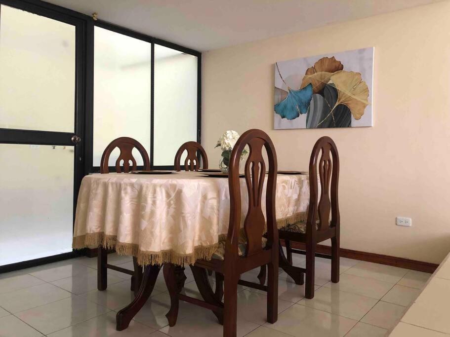 Apartamento Tranquilo y Espacioso cerca de Quito