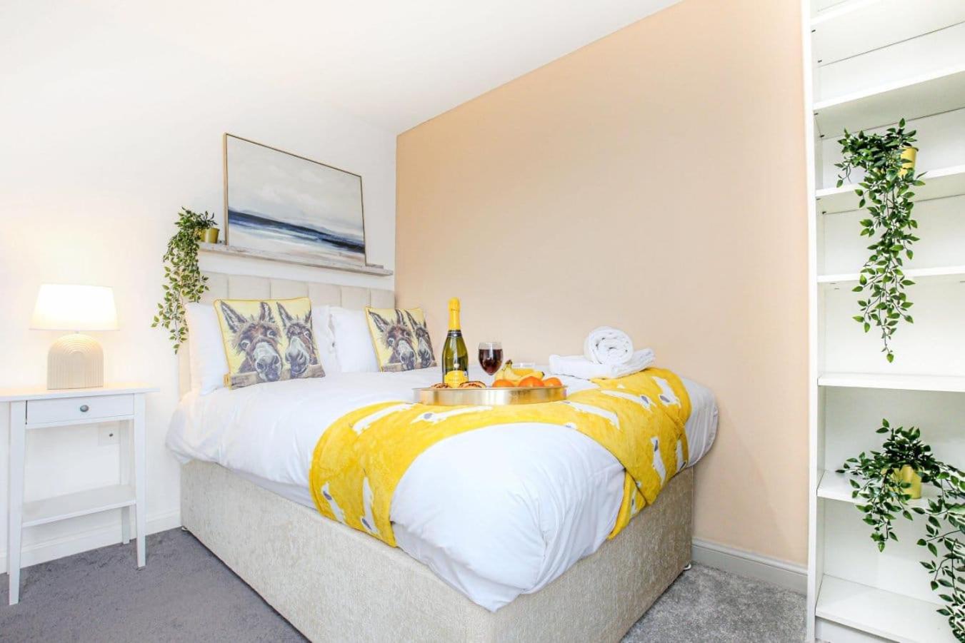 Alpha Properties 1 - Luxury One Bedroom within a Shared Four Bedroom House with Free Parking, Fast Wifi, SmartTV with Netflix view 4