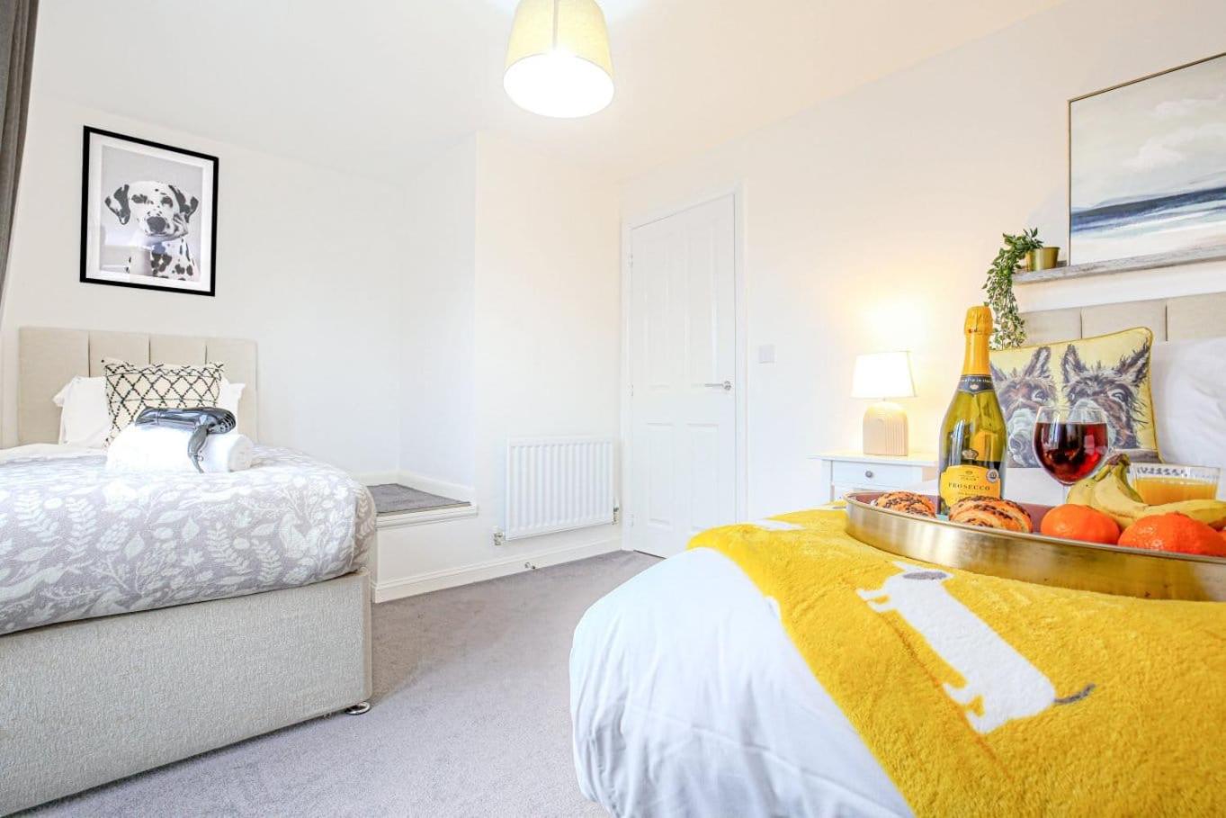 Alpha Properties 1 - Luxury One Bedroom within a Shared Four Bedroom House with Free Parking, Fast Wifi, SmartTV with Netflix view 5