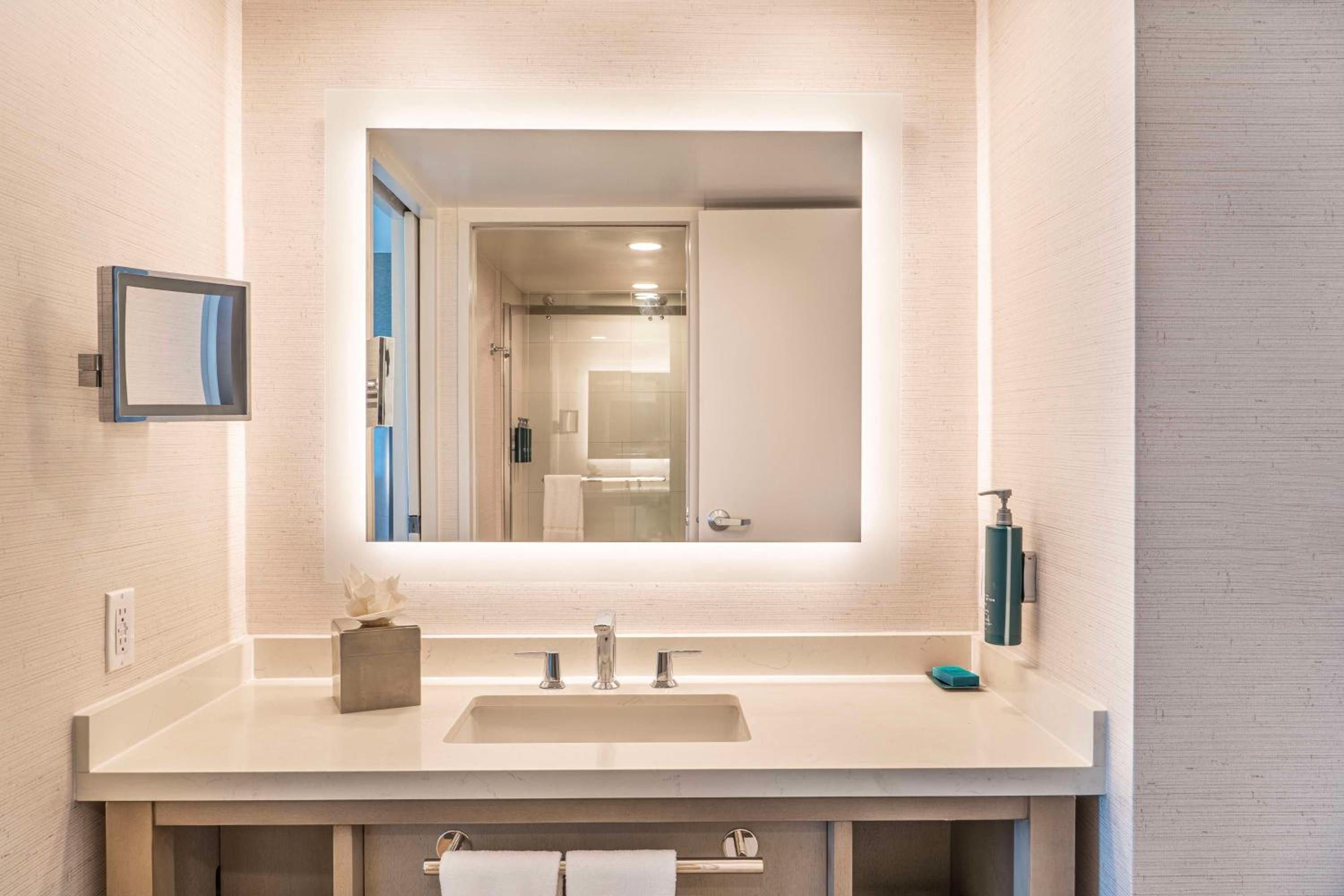 Santa Ana Vacations - DoubleTree by Hilton Orange County Airport - Property Image 13