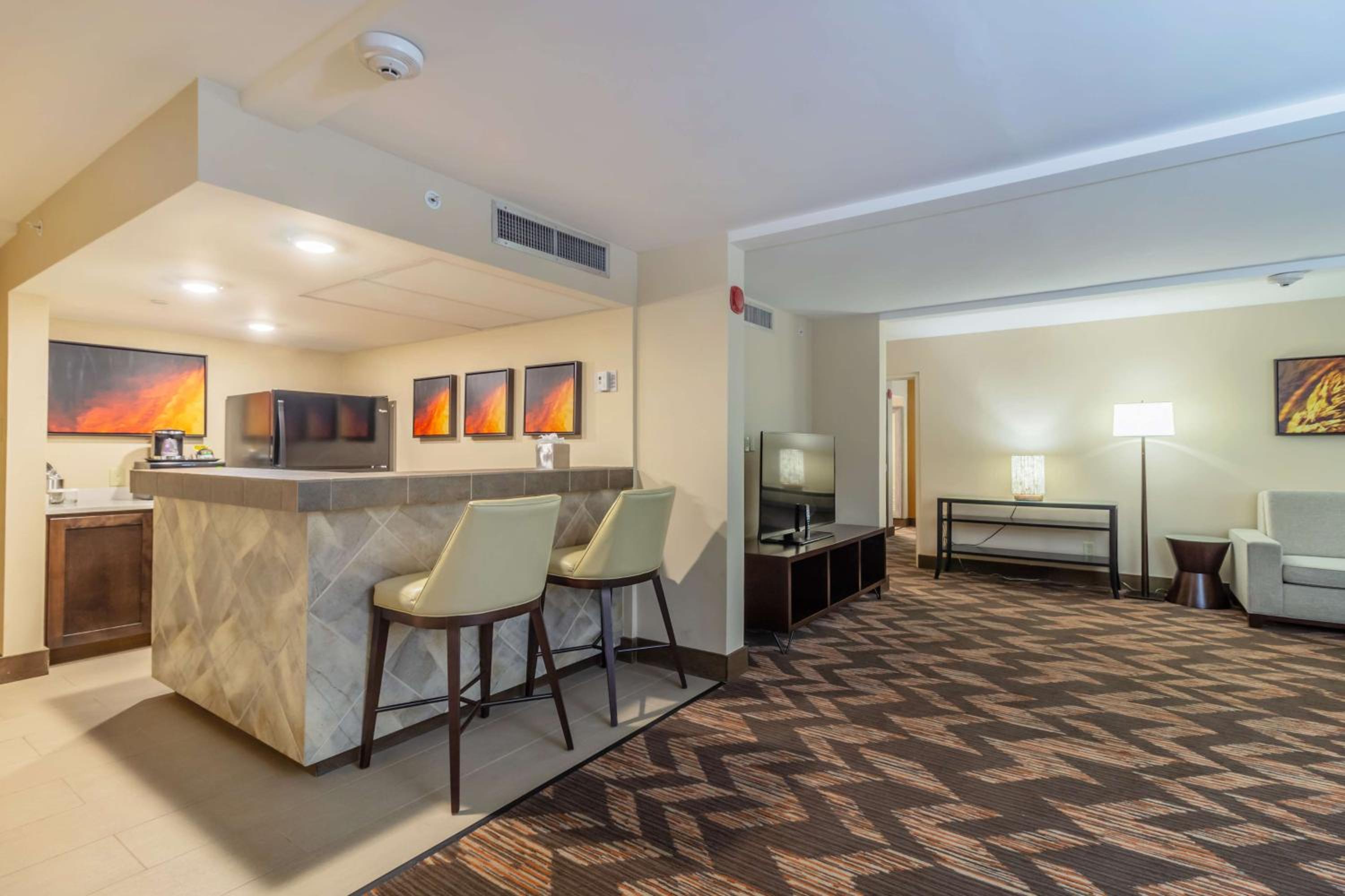 Lawrence Vacations - DoubleTree by Hilton Lawrence - Property Image 11