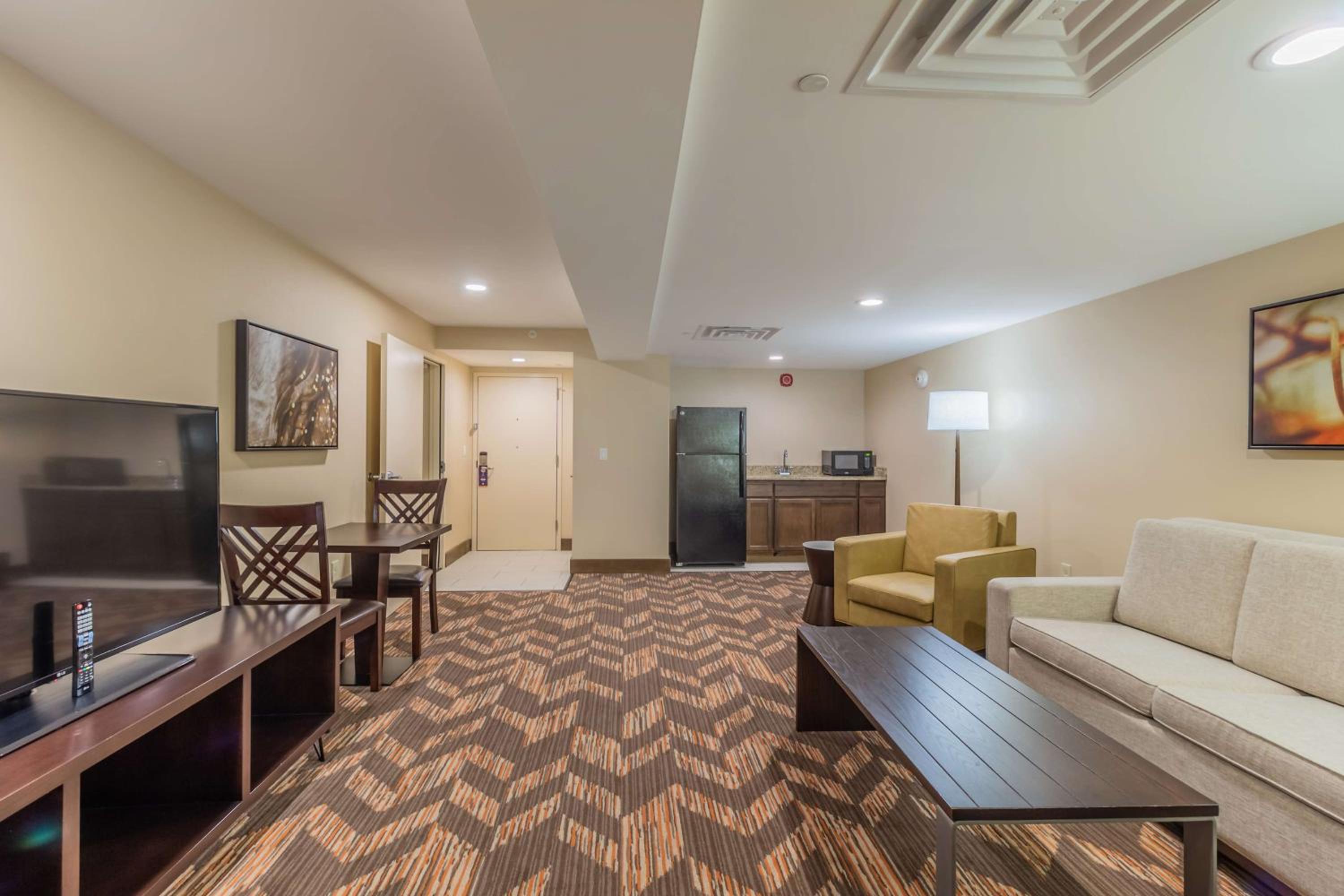 Lawrence Vacations - DoubleTree by Hilton Lawrence - Property Image 13