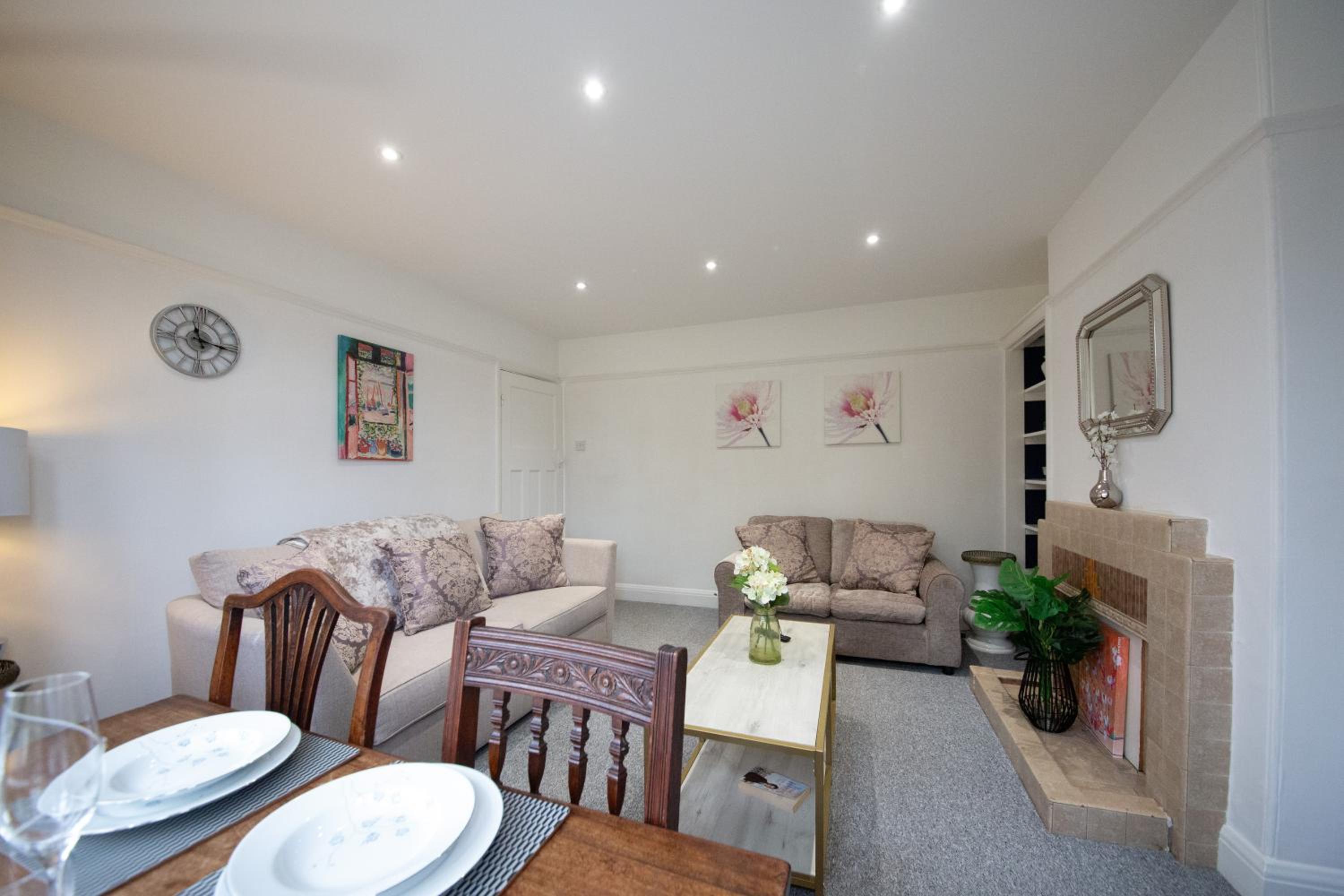 Quiet Cambridge 2-Bed near Girton, Parking, Workspace, Long Stays view 3