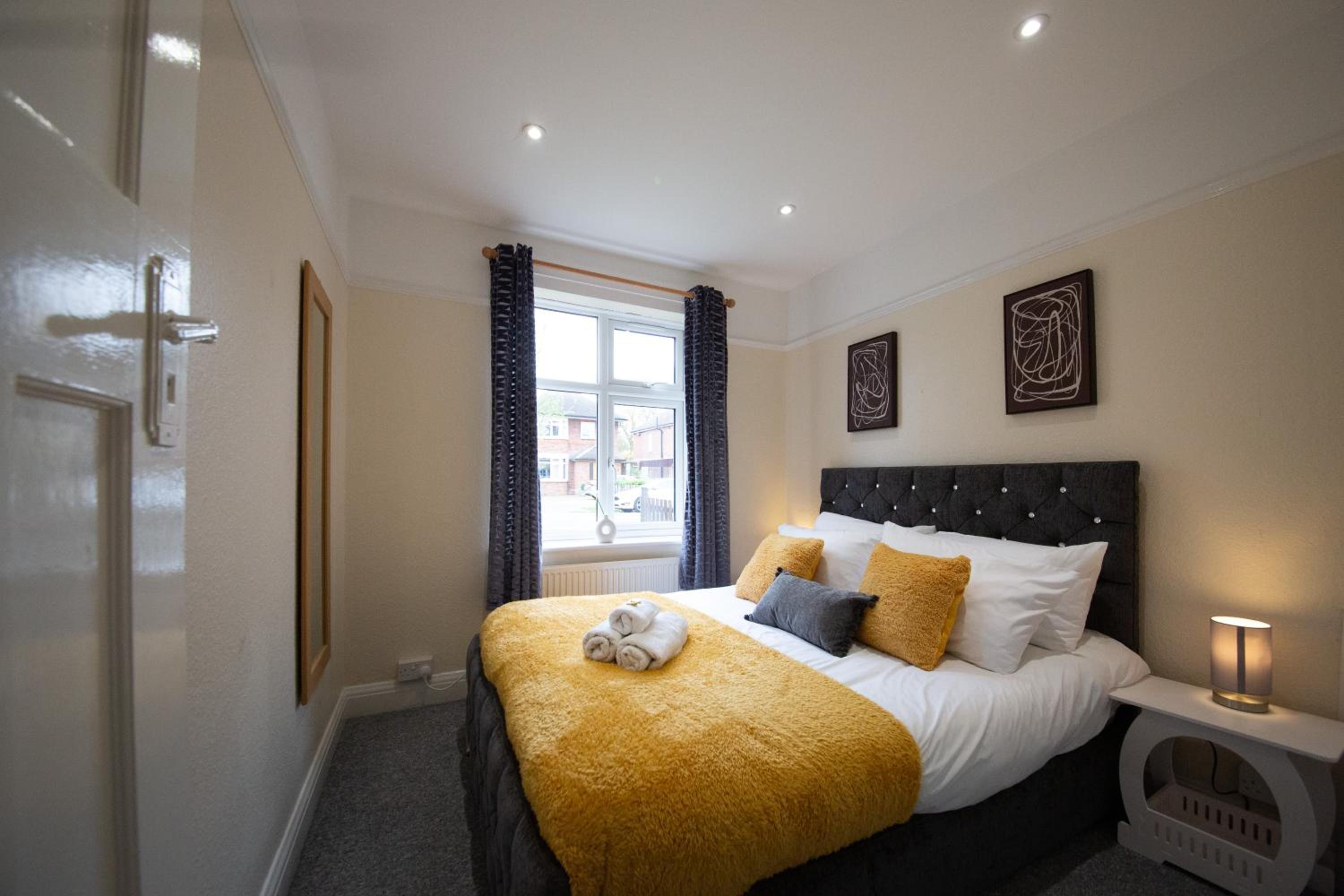 Quiet Cambridge 2-Bed near Girton, Parking, Workspace, Long Stays view 2