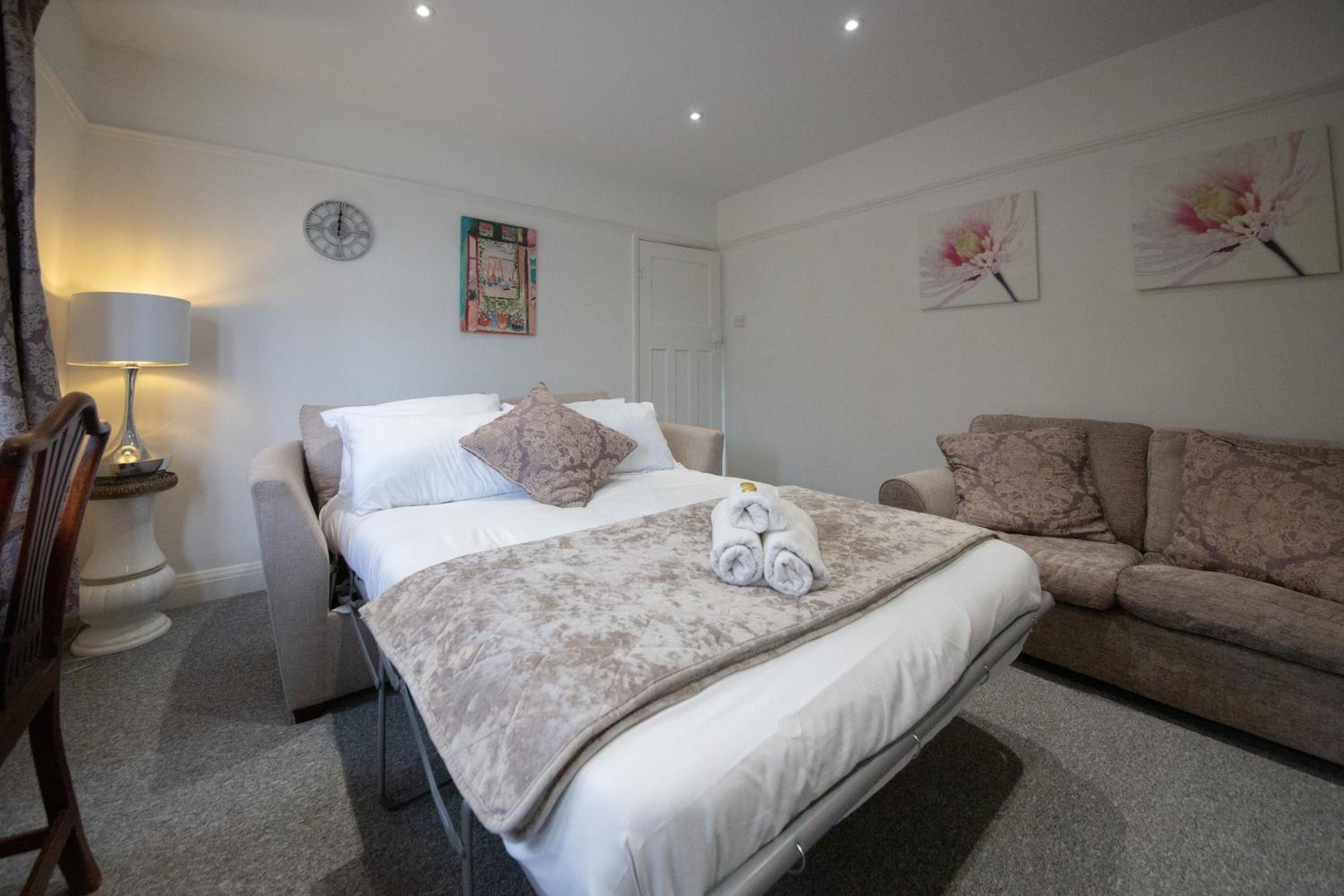 Quiet Cambridge 2-Bed near Girton, Parking, Workspace, Long Stays view 5