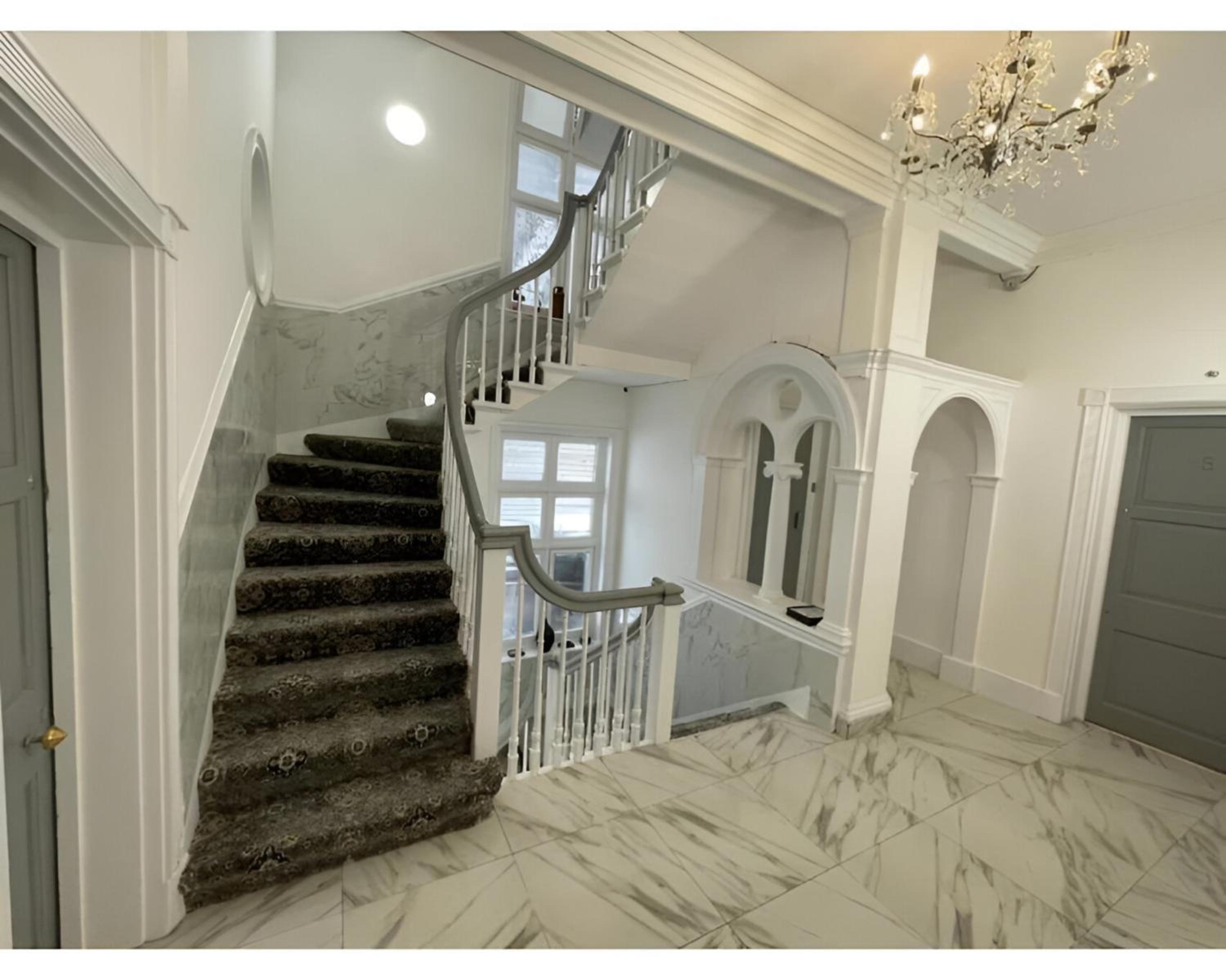 Spacious 3-Bedroom Residence in Exclusive Mayfair 7GC