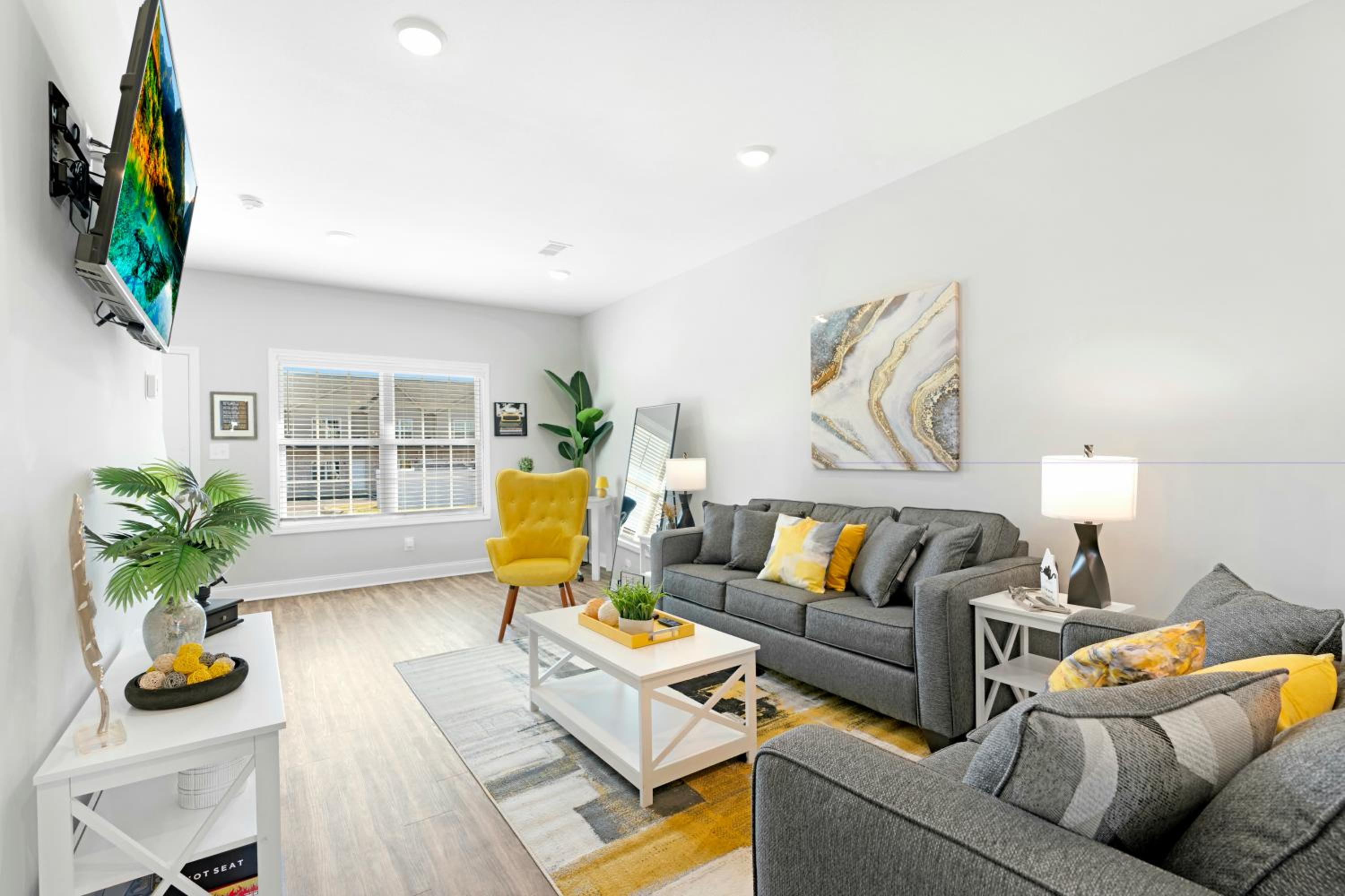 Make Lemonade in luxury w king bed and free parking plus 40 minutes to Nashville view 3