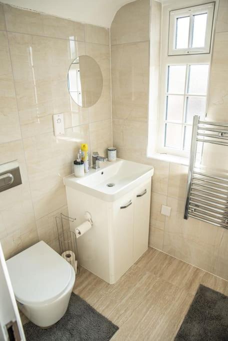 Aylesbury Studio Apartment 6 with parking view 4