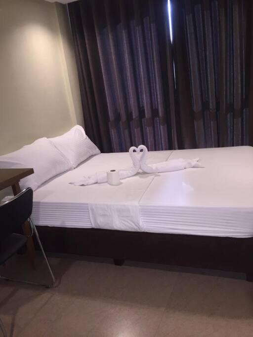 Spacious Studio Apartment B202 view 3