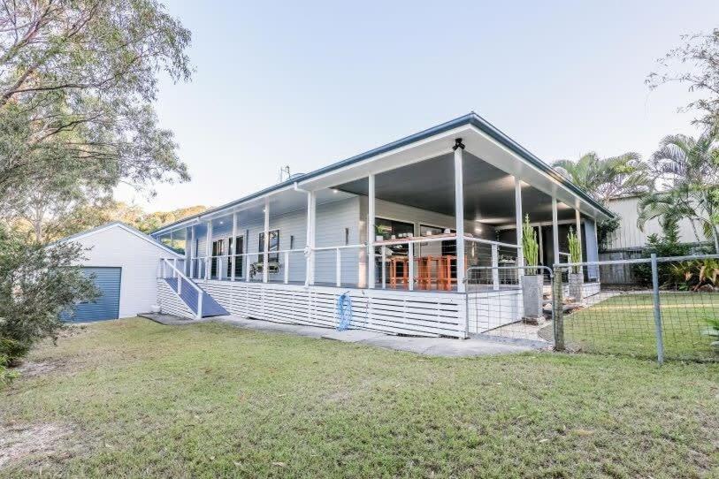 Agnes Bliss – Luxe 4BDR Coastal Retreat, Sleeps 12, Expansive Deck, Prime Central Location Agnes Water 1770