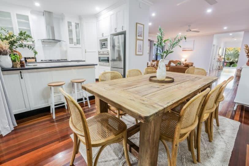Agnes Bliss – Luxe 4BDR Coastal Retreat, Sleeps 12, Expansive Deck, Prime Central Location Agnes Water 1770