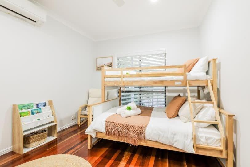 Agnes Bliss – Luxe 4BDR Coastal Retreat, Sleeps 12, Expansive Deck, Prime Central Location Agnes Water 1770
