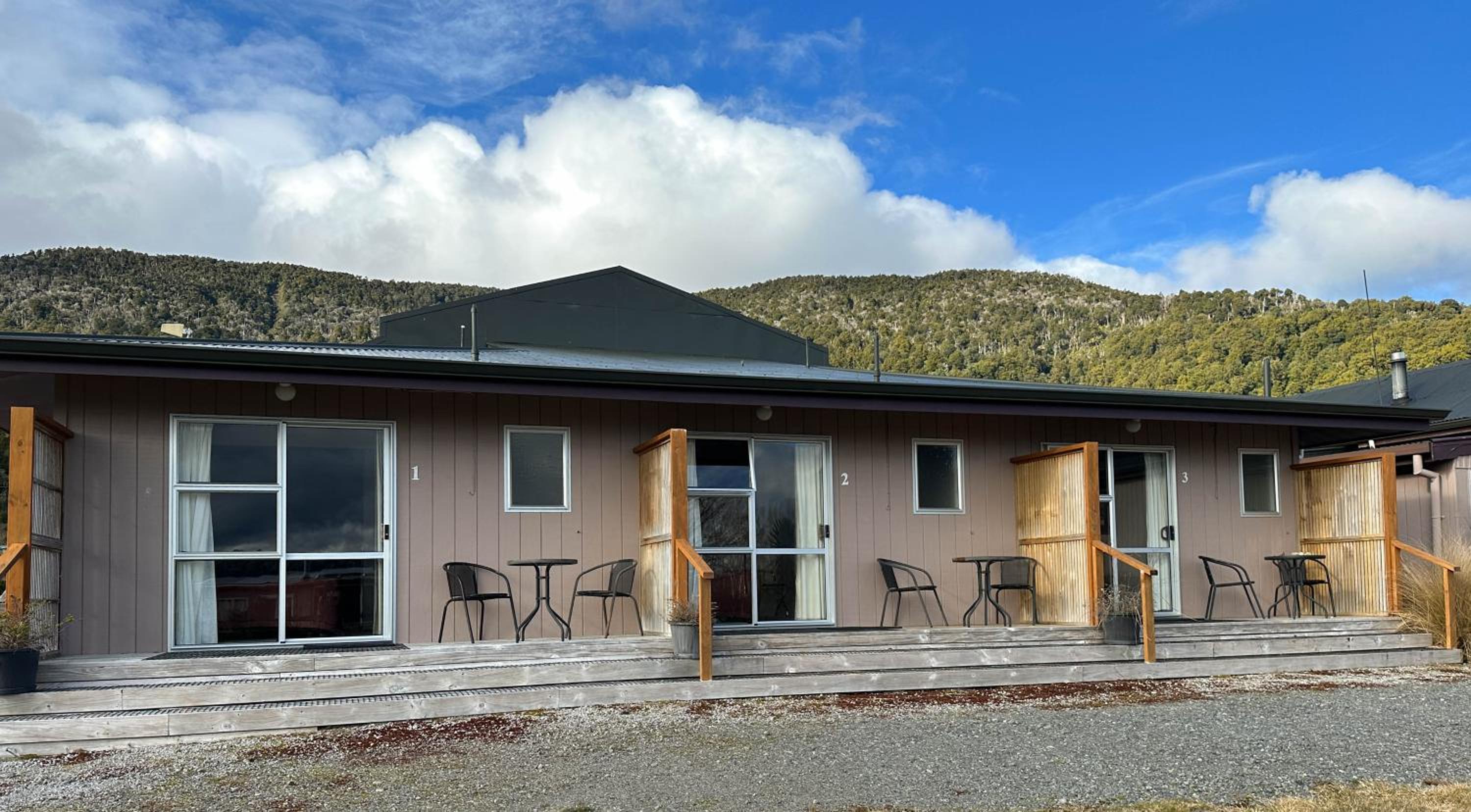 The Crossing Lodge & Backpackers