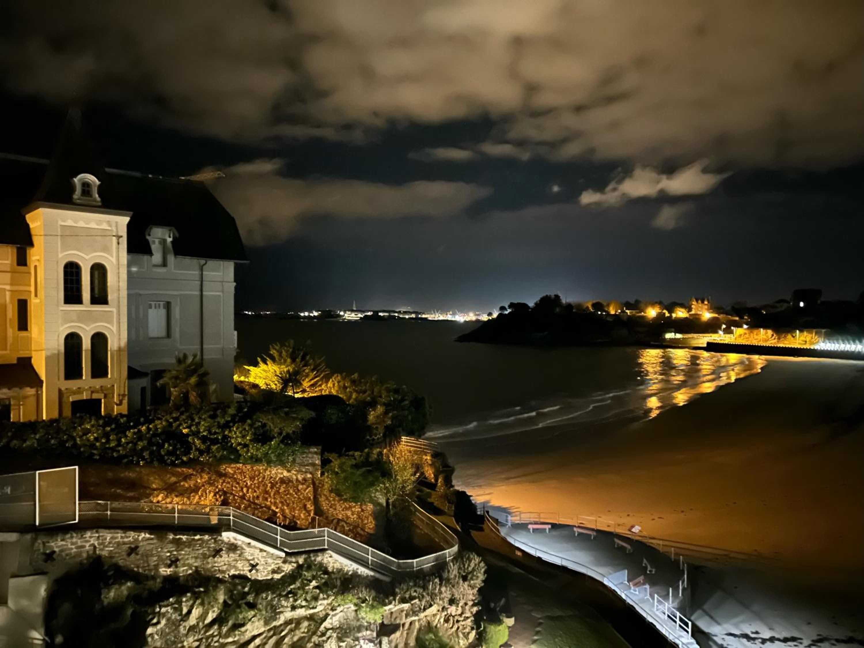 Hotel Le Crystal Dinard Plage - Image 1