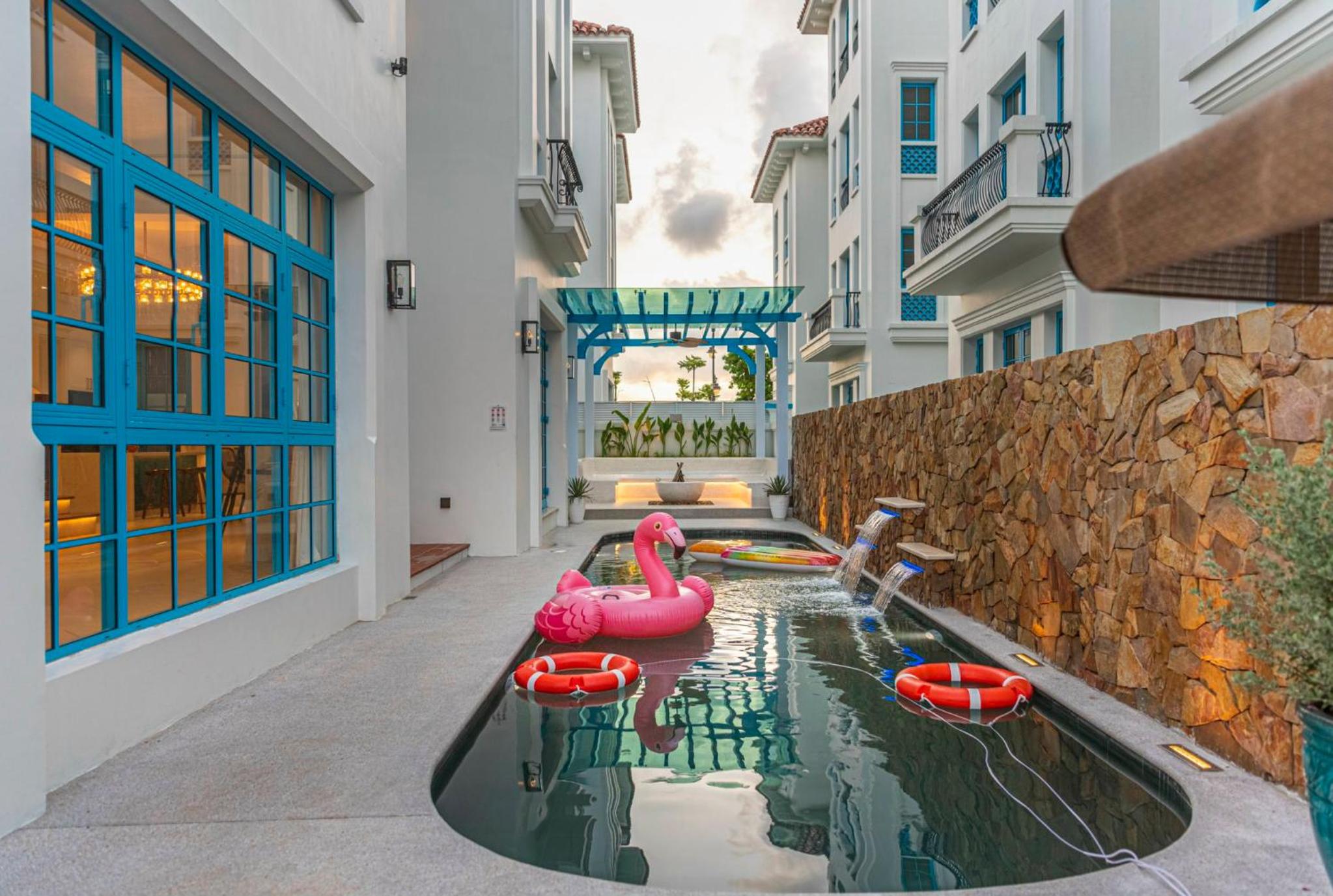 Chuỗi Villas 6 phòng ngủ Sun Ferria có bể bơi - sát biển Bãi Cháy