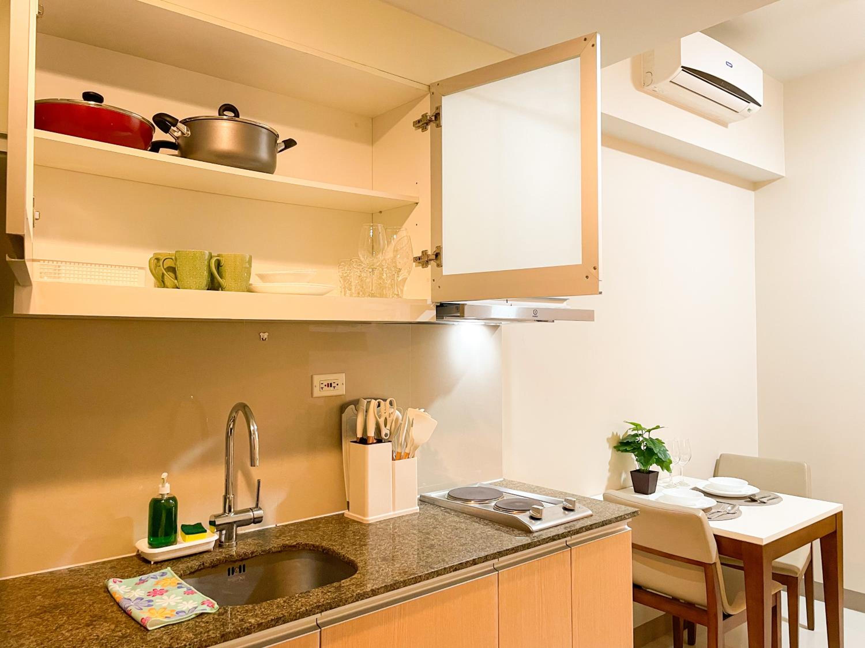 Chillhive Condo In Bgc Near Uptown Mall #ournw17a view 2