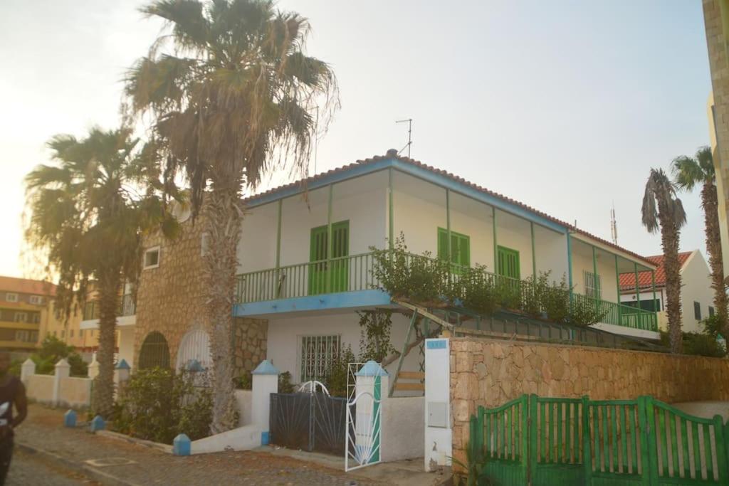 Private surf house & garden, v near beach & town