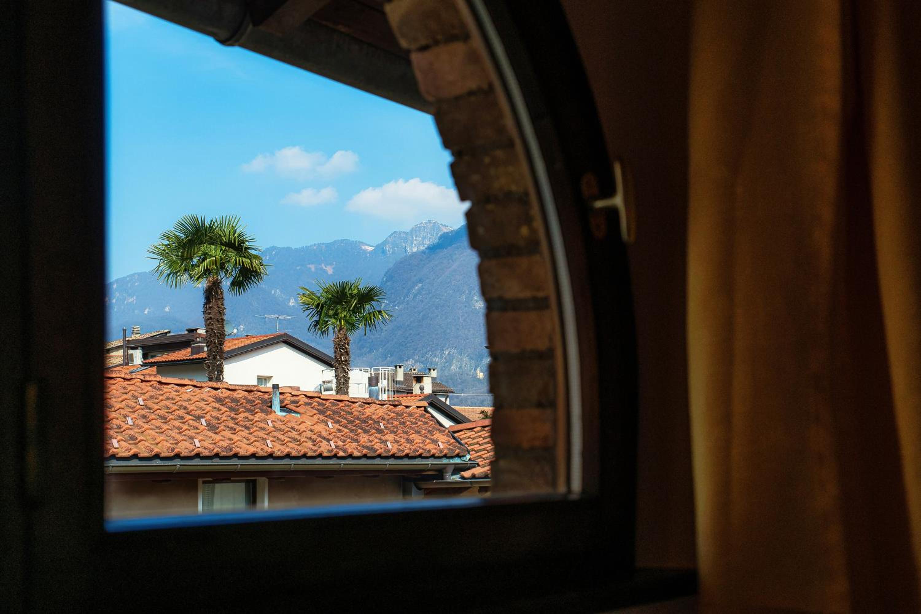 La Casetta di Riva - Cozy Lakeside Village Home