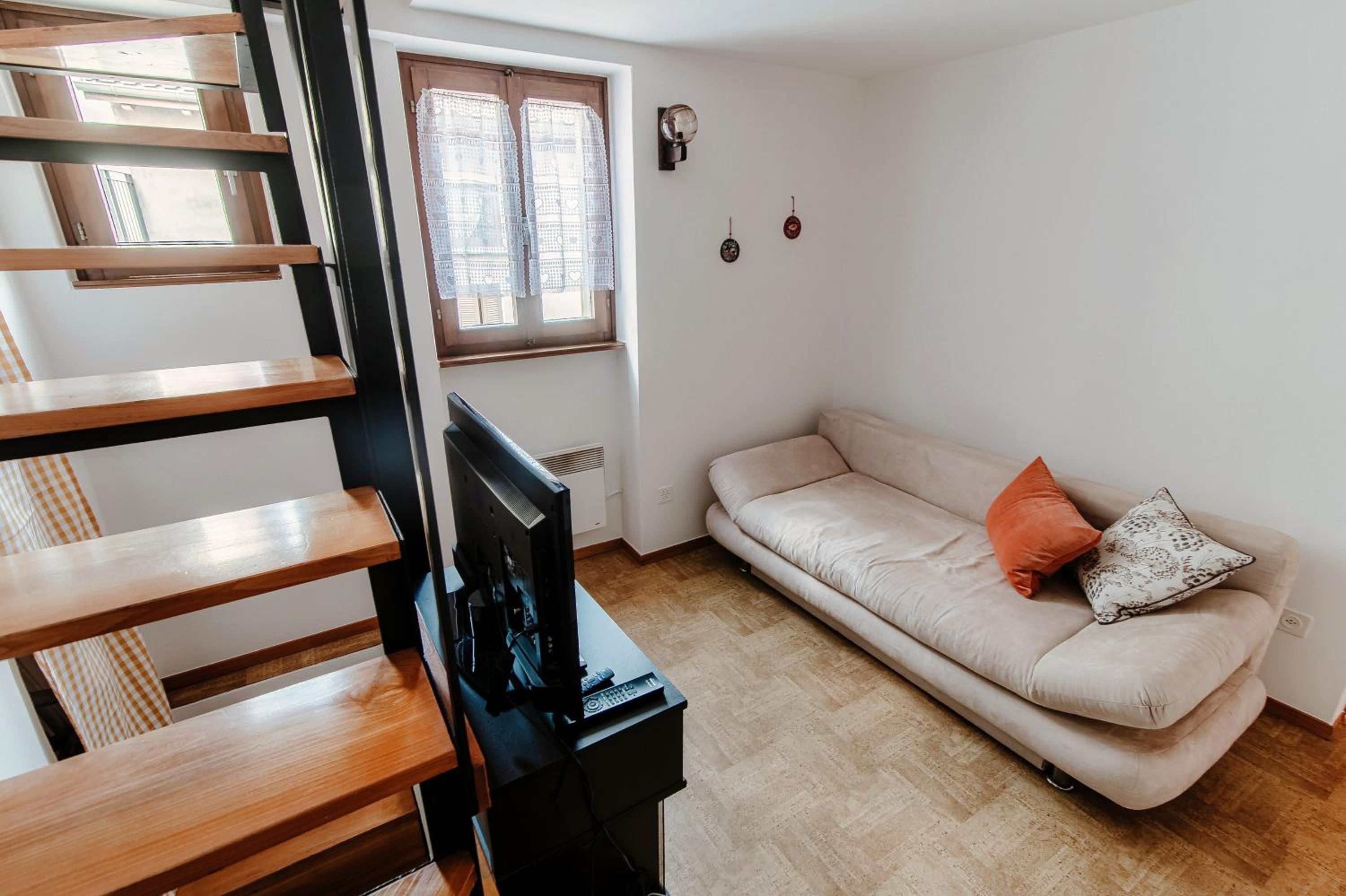 La Casetta di Riva - Cozy Lakeside Village Home