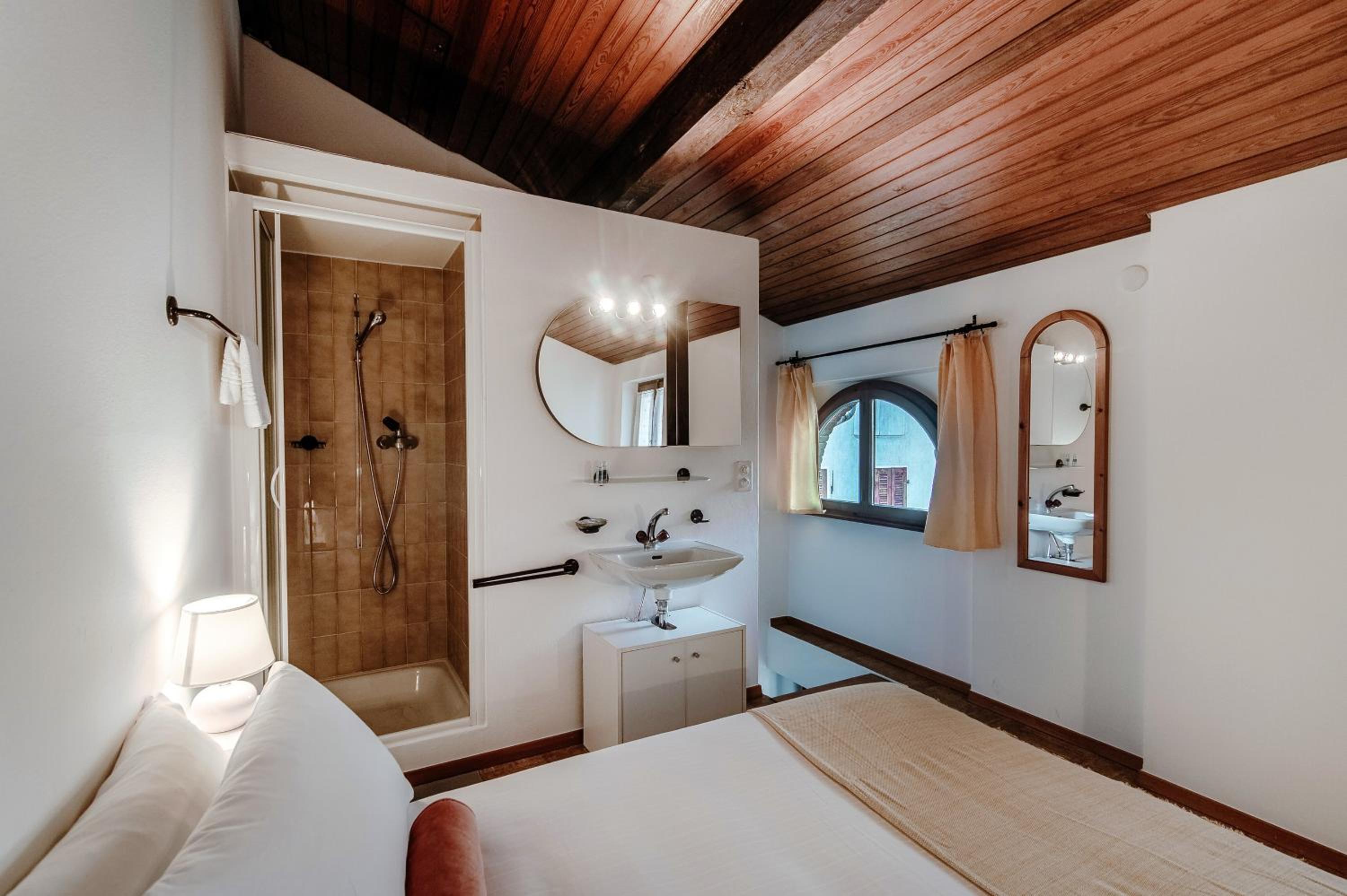 La Casetta di Riva - Cozy Lakeside Village Home