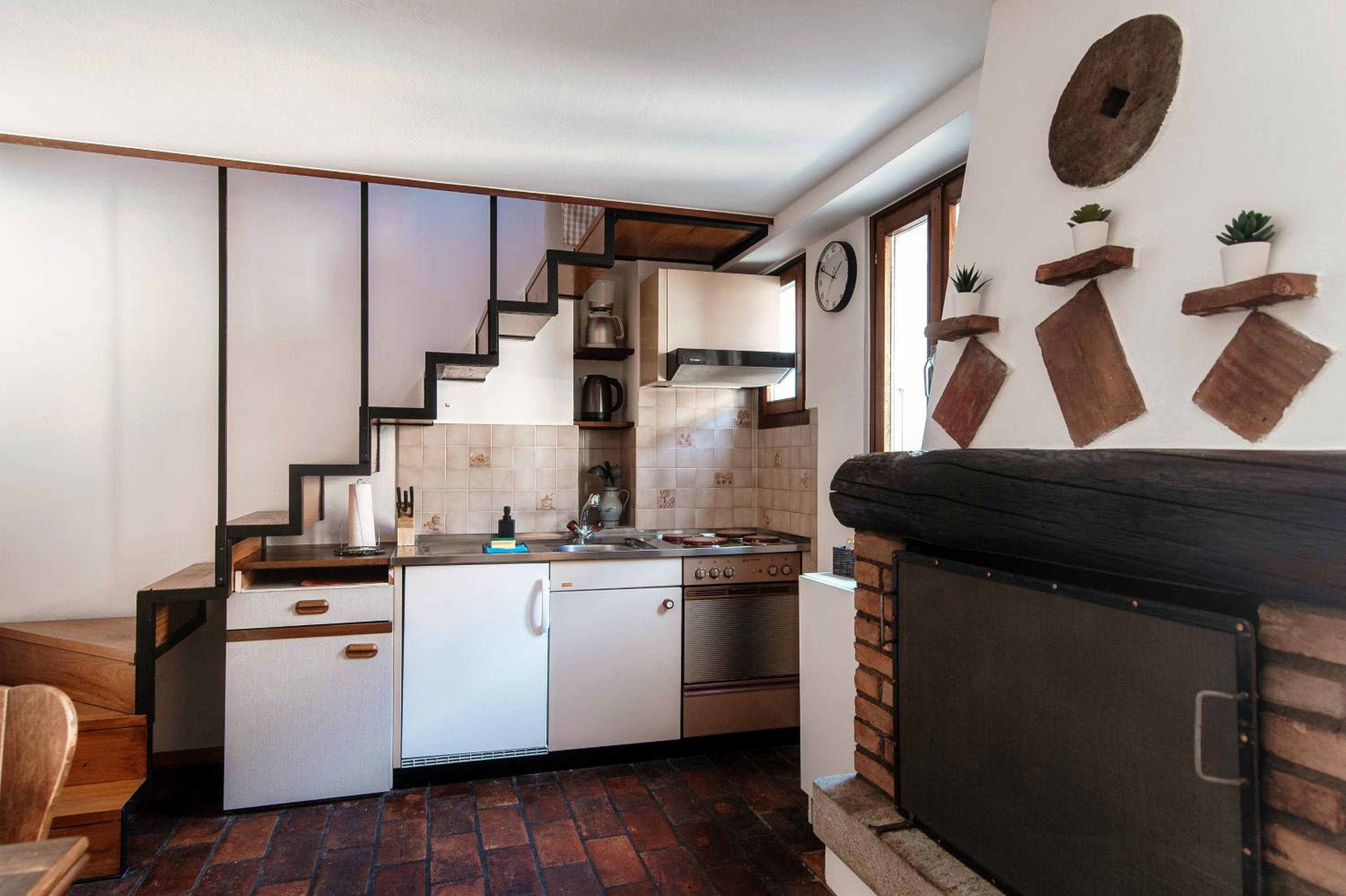 La Casetta di Riva - Cozy Lakeside Village Home
