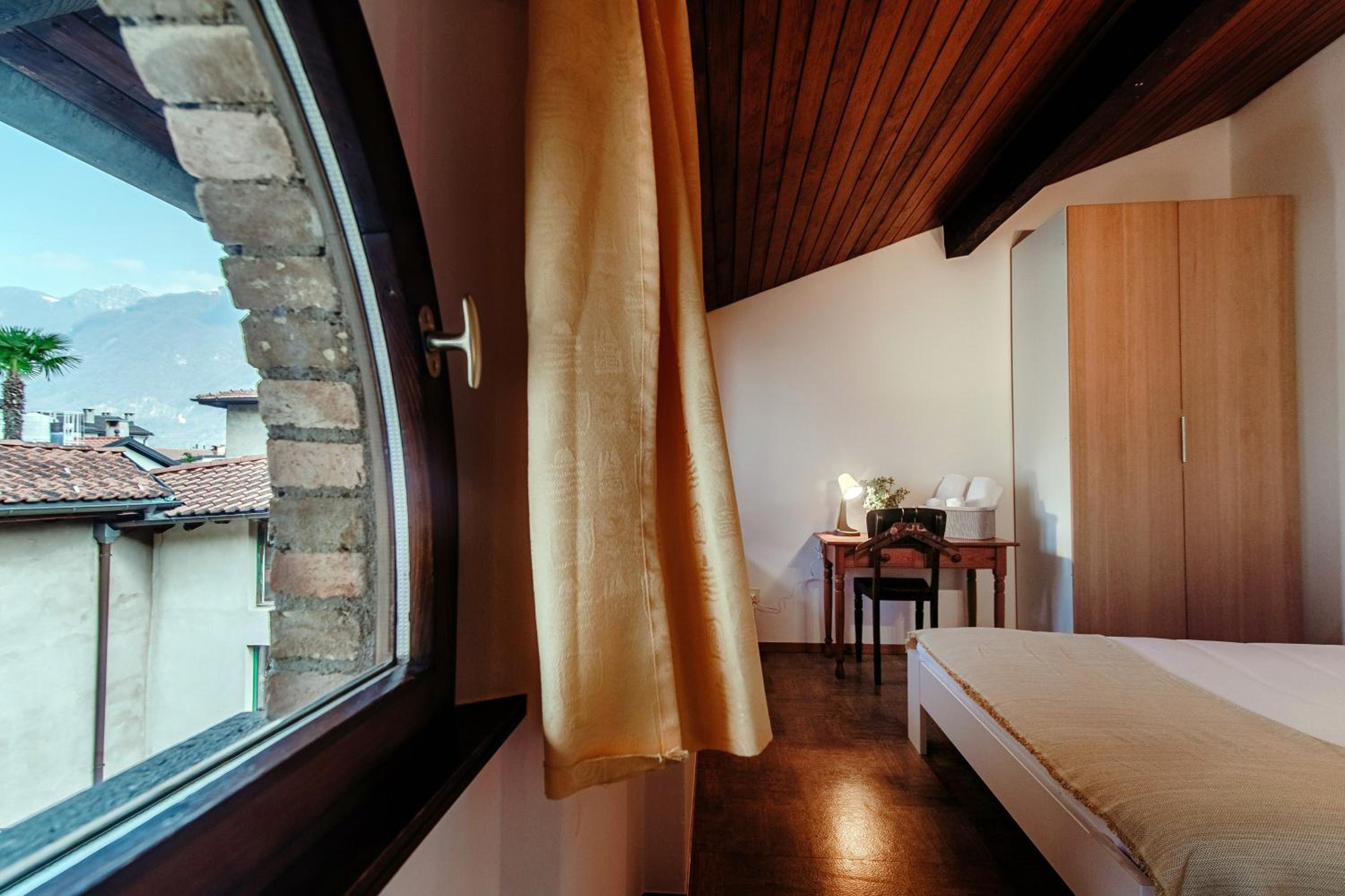 La Casetta di Riva - Cozy Lakeside Village Home