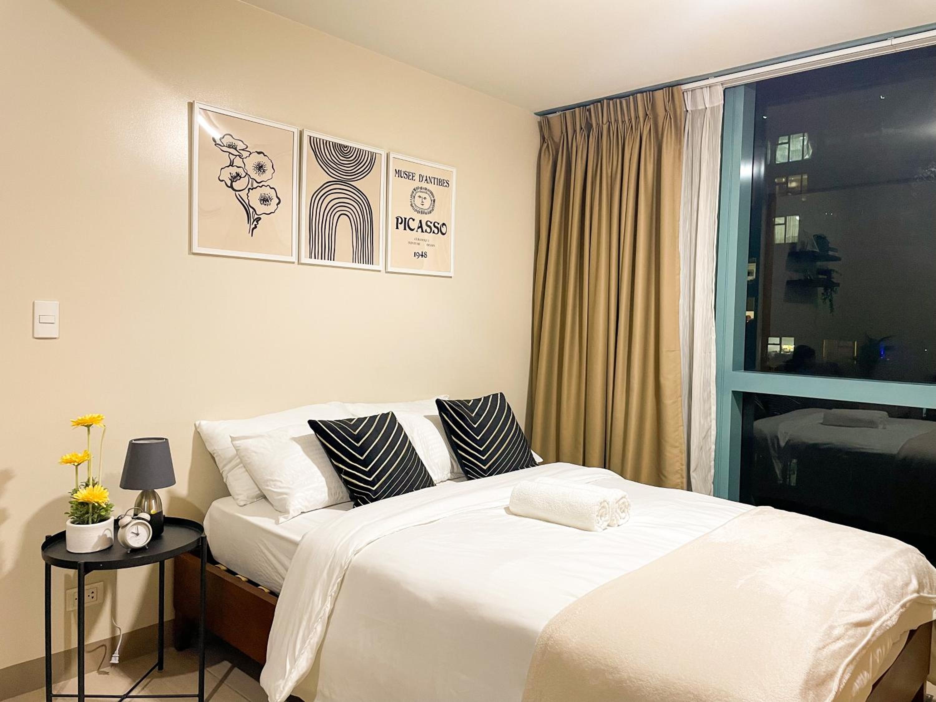 Prime Bgc Condo At Uptown Area #ournw28d view 2