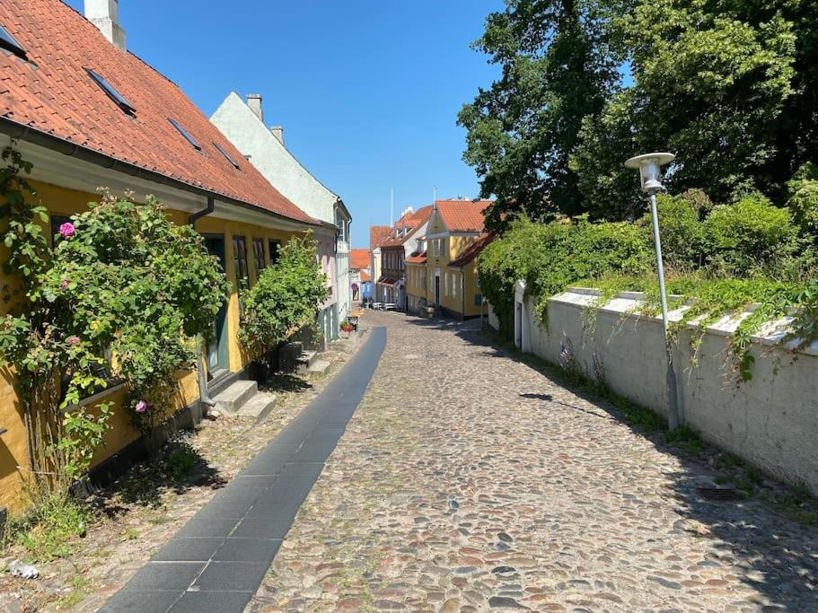 Idyllisk, historisk byhus ved fjorden i Mariager