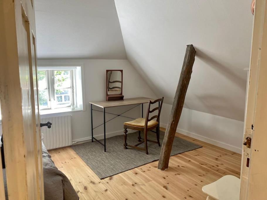 Idyllisk, historisk byhus ved fjorden i Mariager