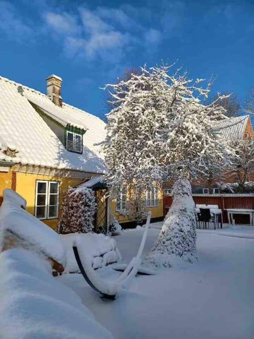 Idyllisk, historisk byhus ved fjorden i Mariager