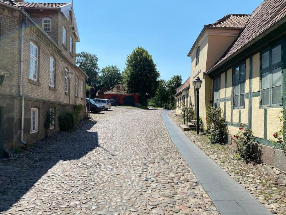 Idyllisk, historisk byhus ved fjorden i Mariager