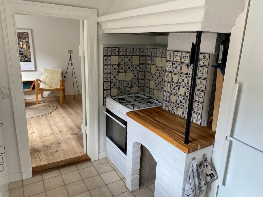 Idyllisk, historisk byhus ved fjorden i Mariager