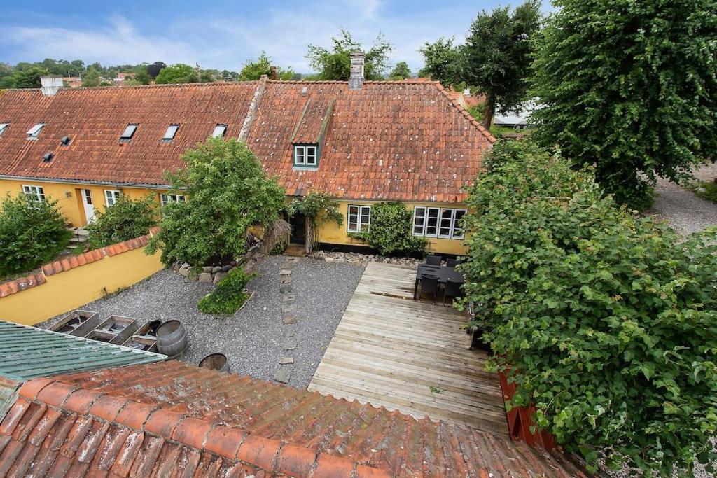 Idyllisk, historisk byhus ved fjorden i Mariager